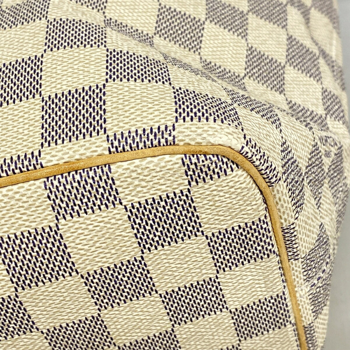 Louis Vuitton White Handbag (Pre-Owned)