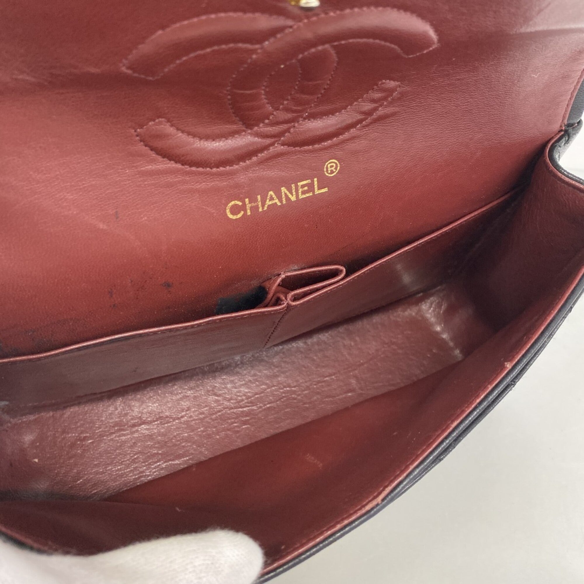 Chanel Black Leather Shoulder Bag (Pre-Owned)