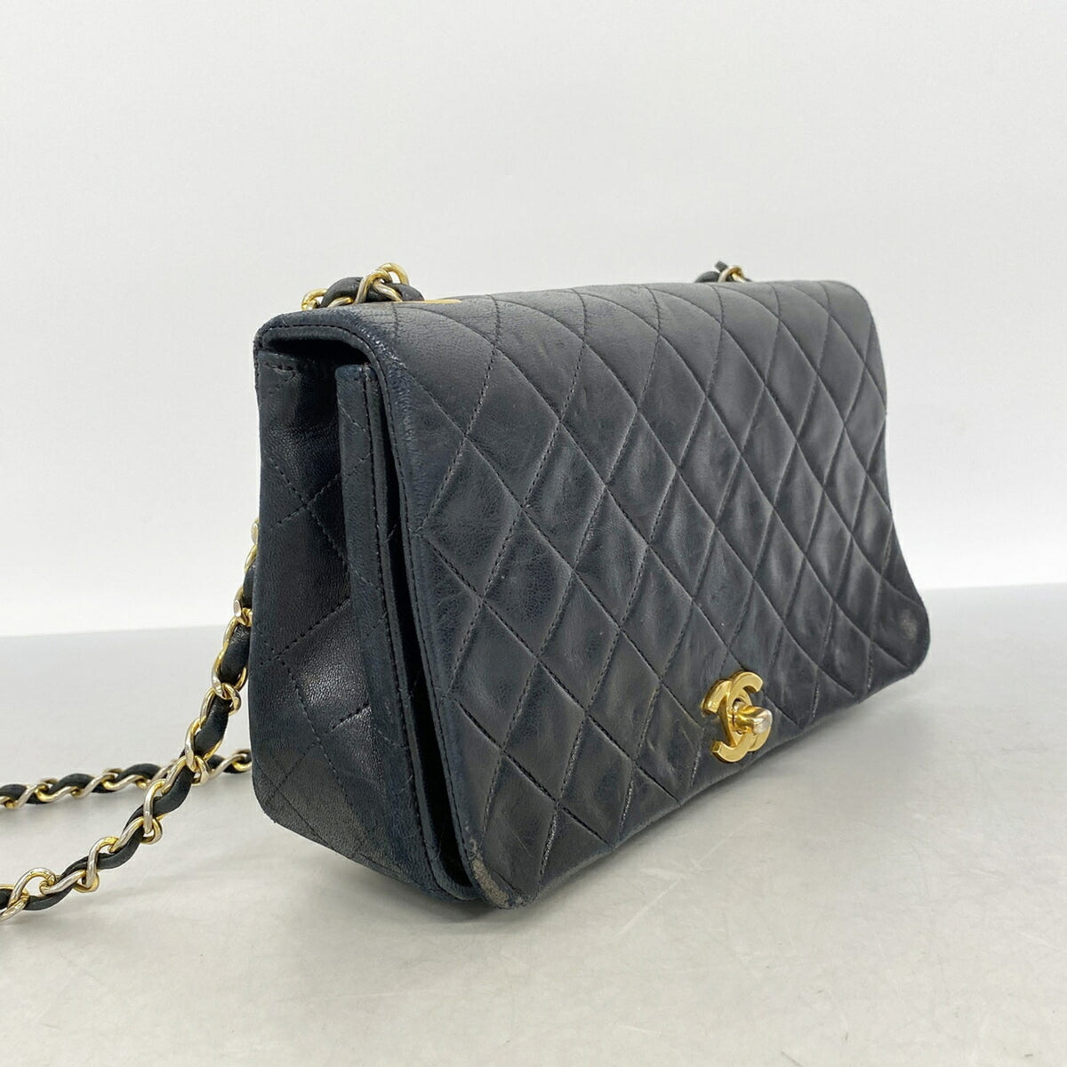 Chanel Black Leather Shoulder Bag (Pre-Owned)