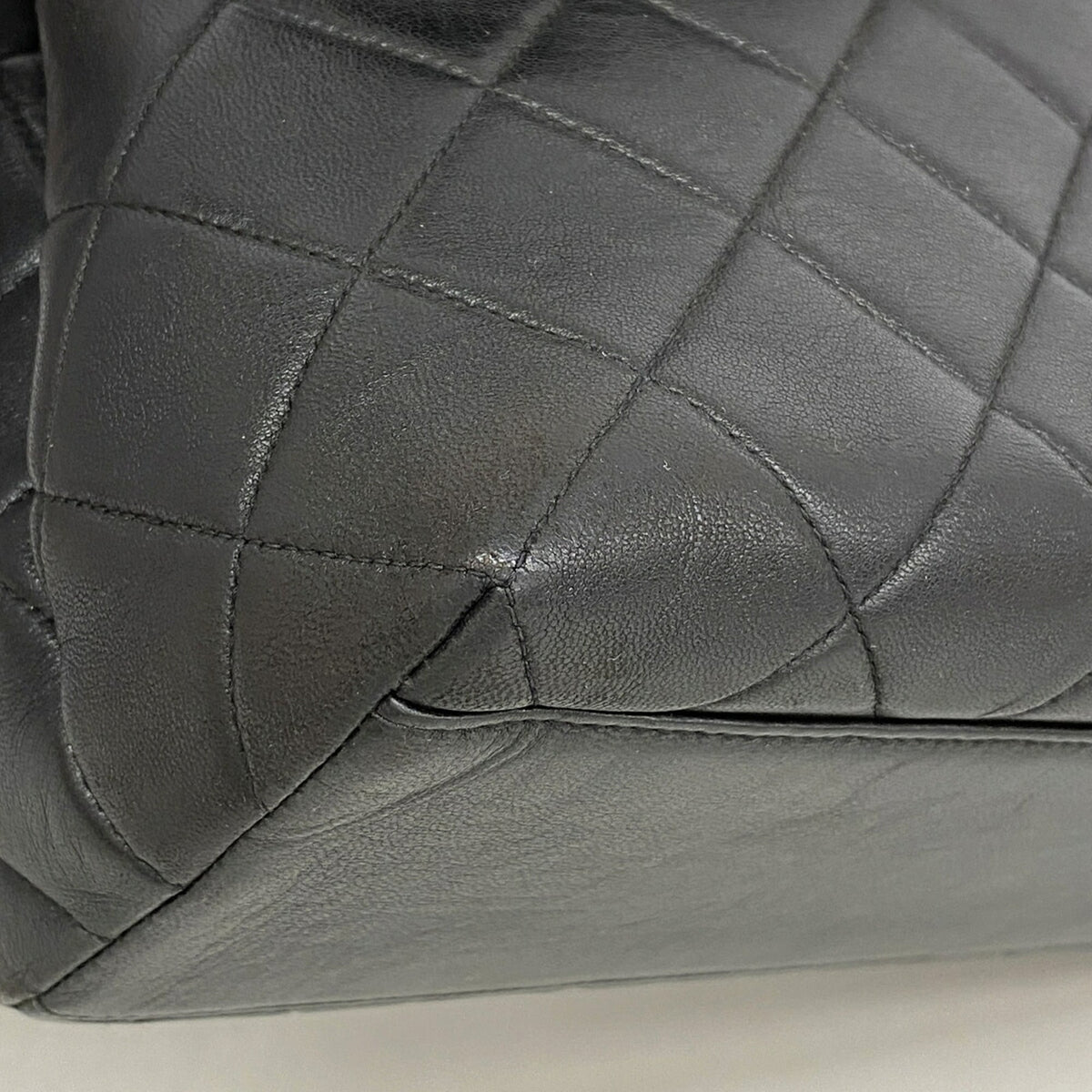 Chanel Black Leather Handbag (Pre-Owned)