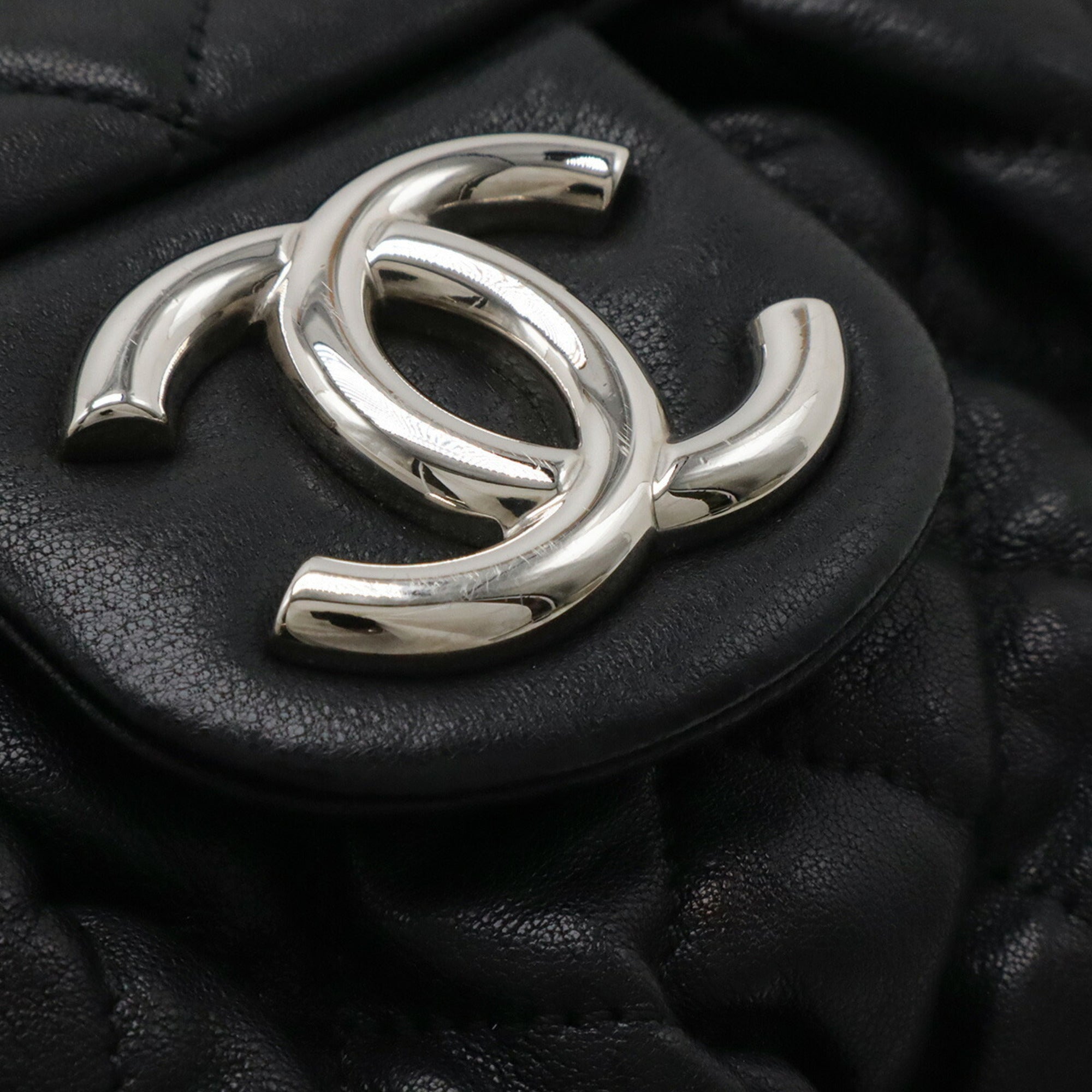 Chanel Black Leather Shoulder Bag (Pre-Owned)