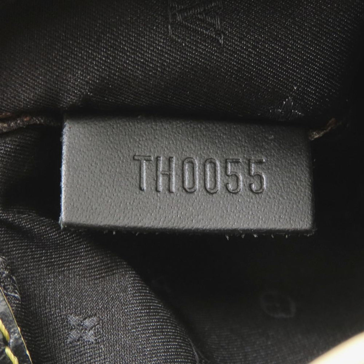 Louis Vuitton Noir Leather Shoulder Bag (Pre-Owned)