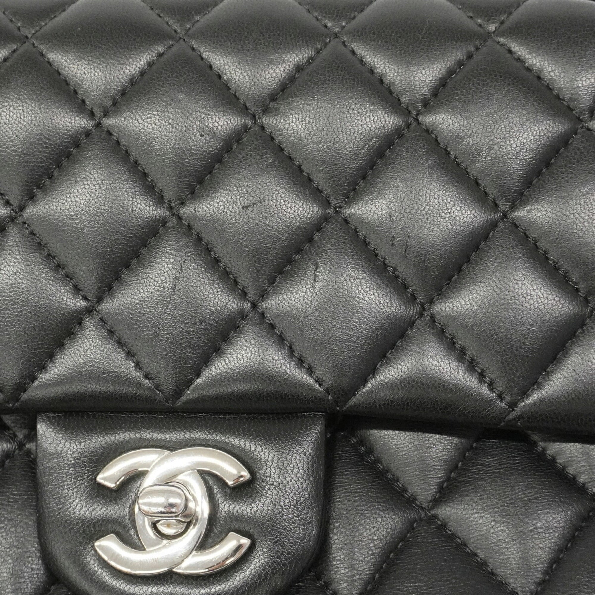 Chanel Black Leather Shoulder Bag (Pre-Owned)