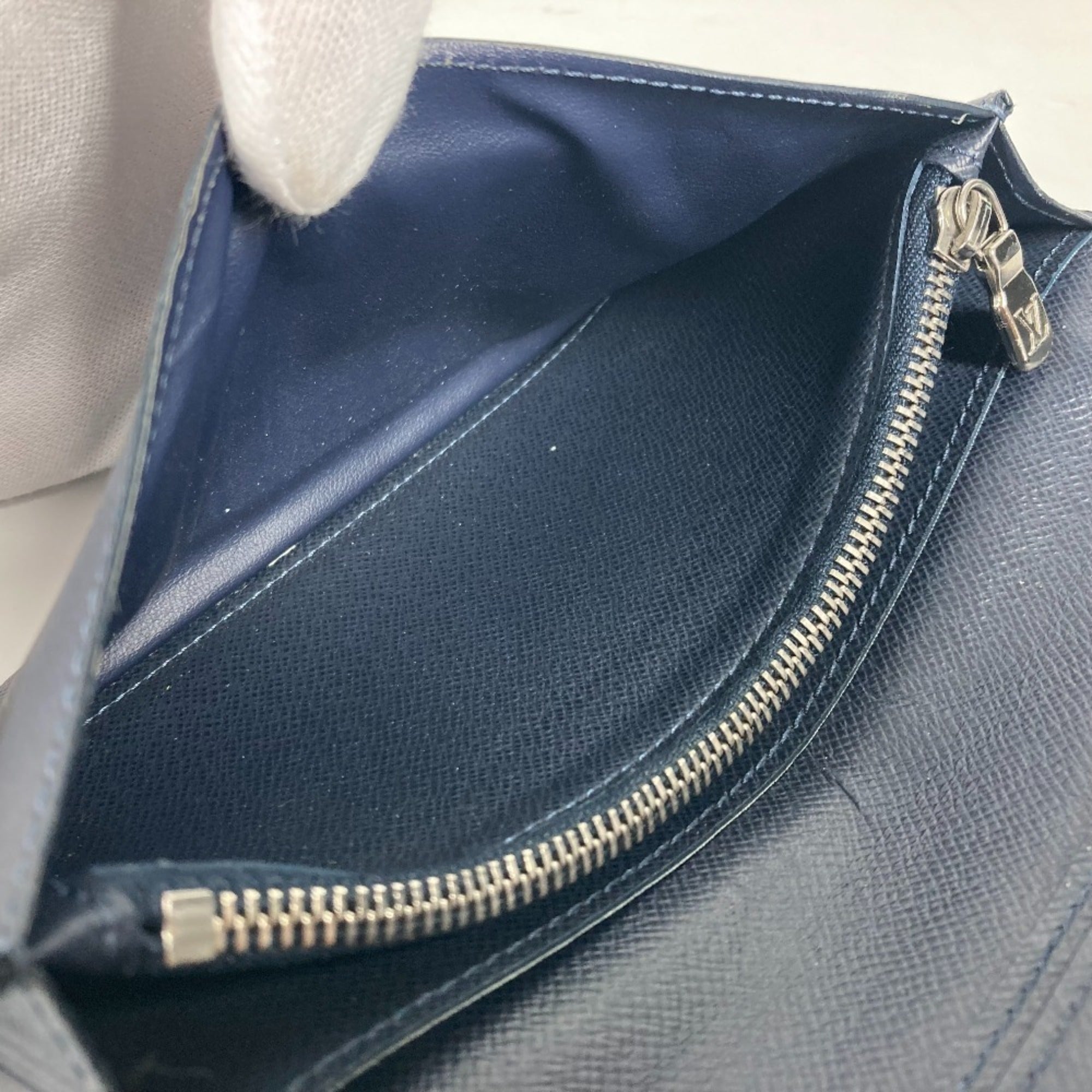 Louis Vuitton Navy Taiga Leather Long Wallet (Bi-Fold) (Pre-Owned)