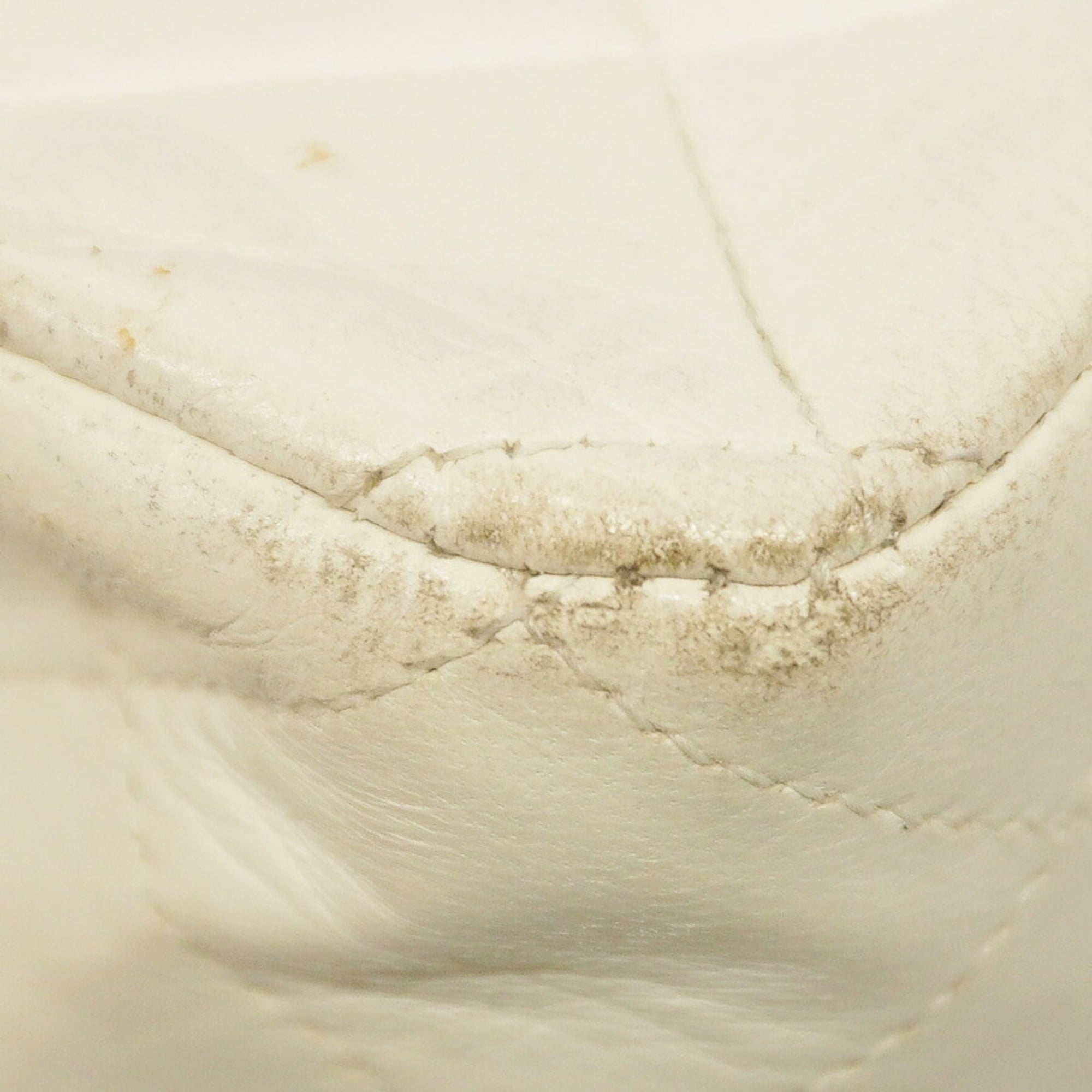 Chanel White Leather Shoulder Bag (Pre-Owned)