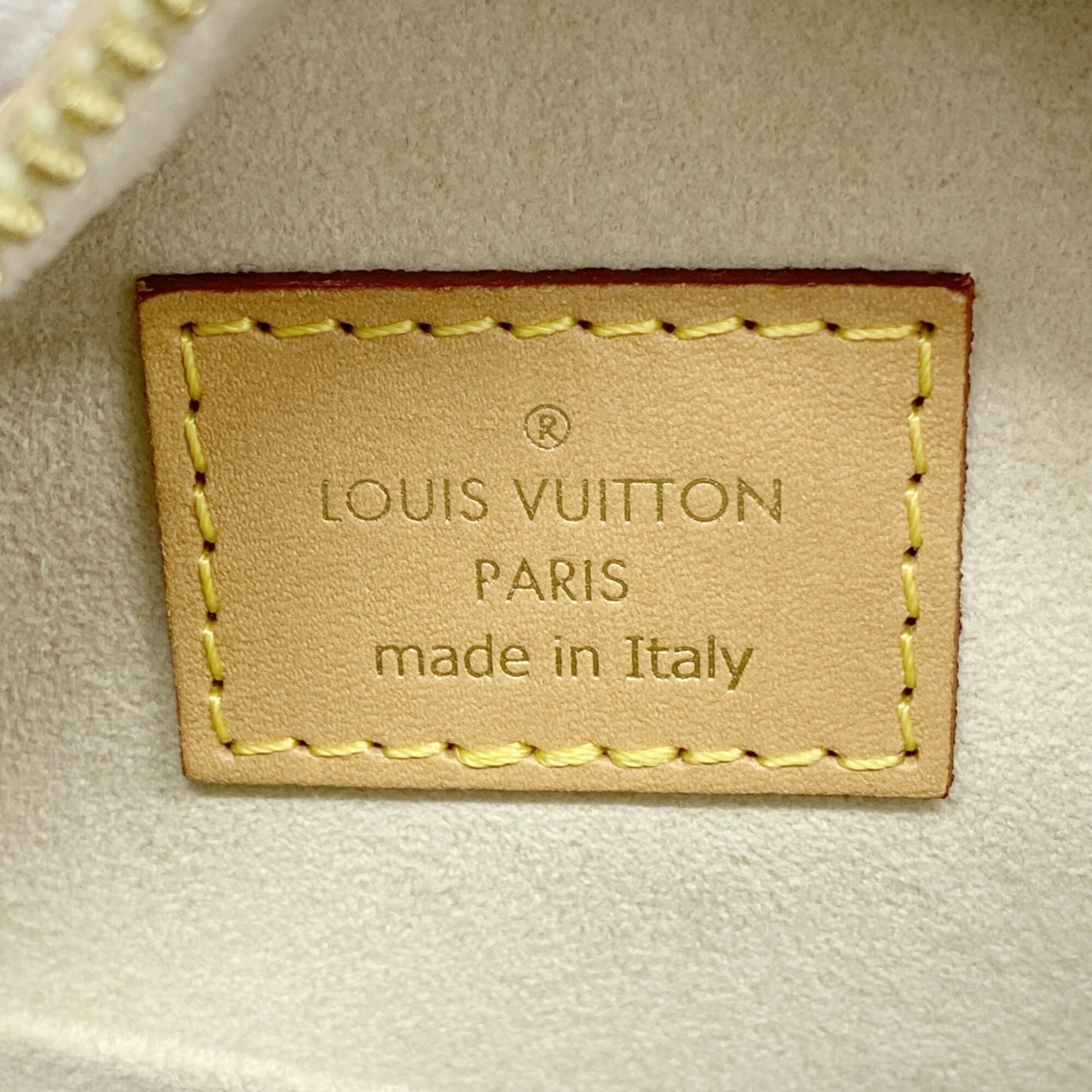 Louis Vuitton White Shoulder Bag (Pre-Owned)