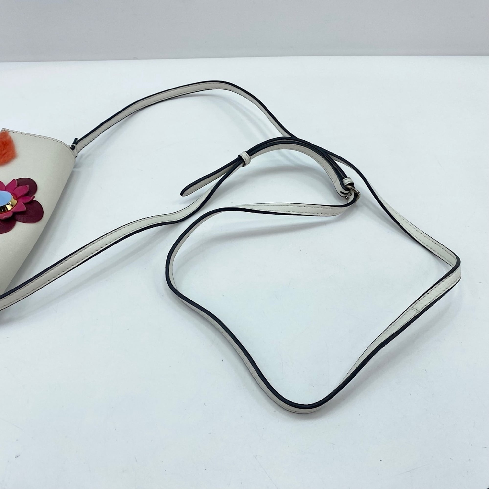 Fendi White Shoulder Bag (Pre-Owned)