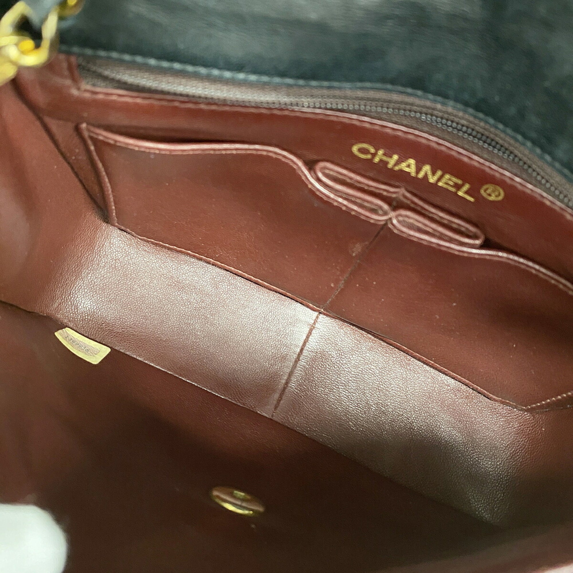 Chanel Black Leather Shoulder Bag (Pre-Owned)