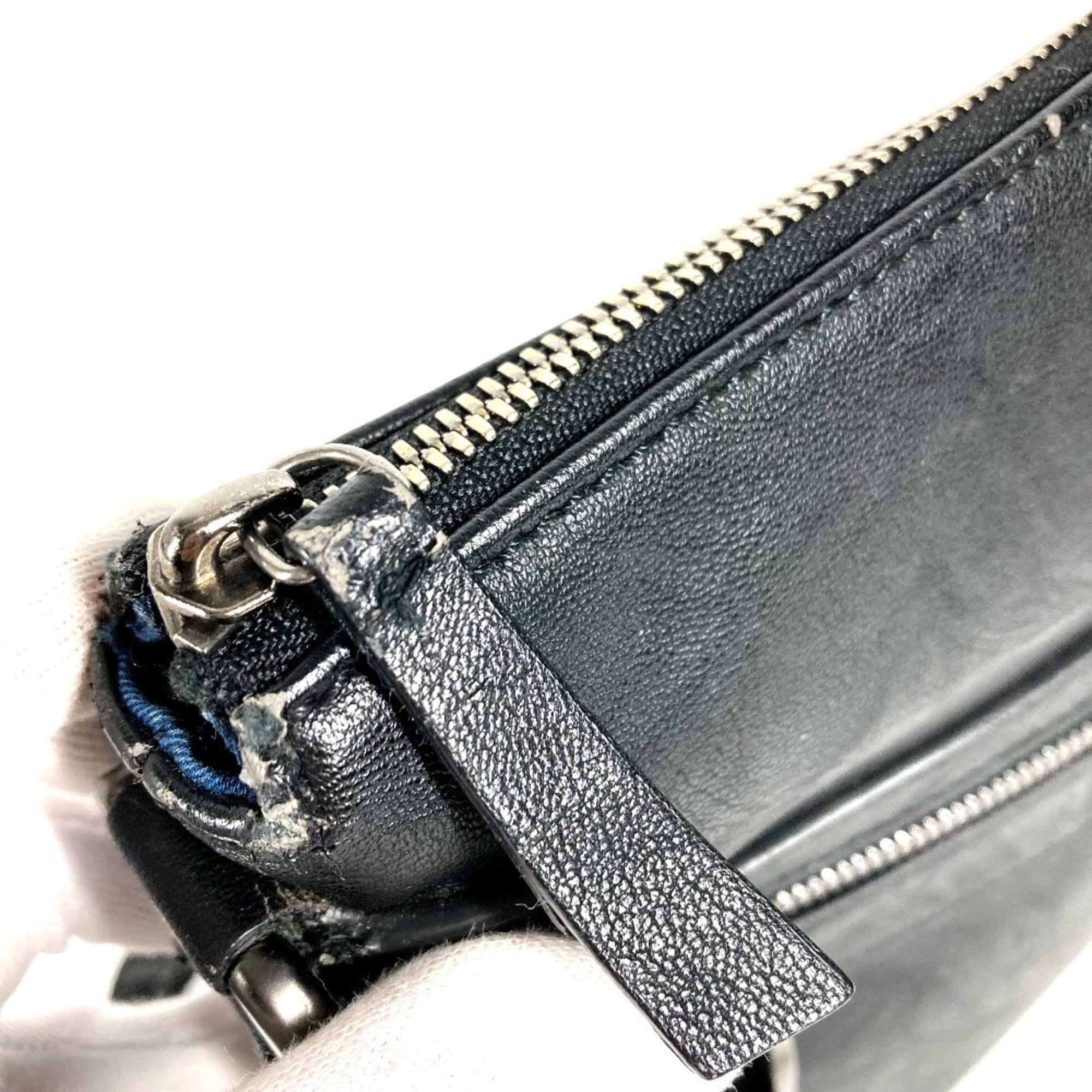 Salvatore Ferragamo Black Leather Shoulder Bag (Pre-Owned)