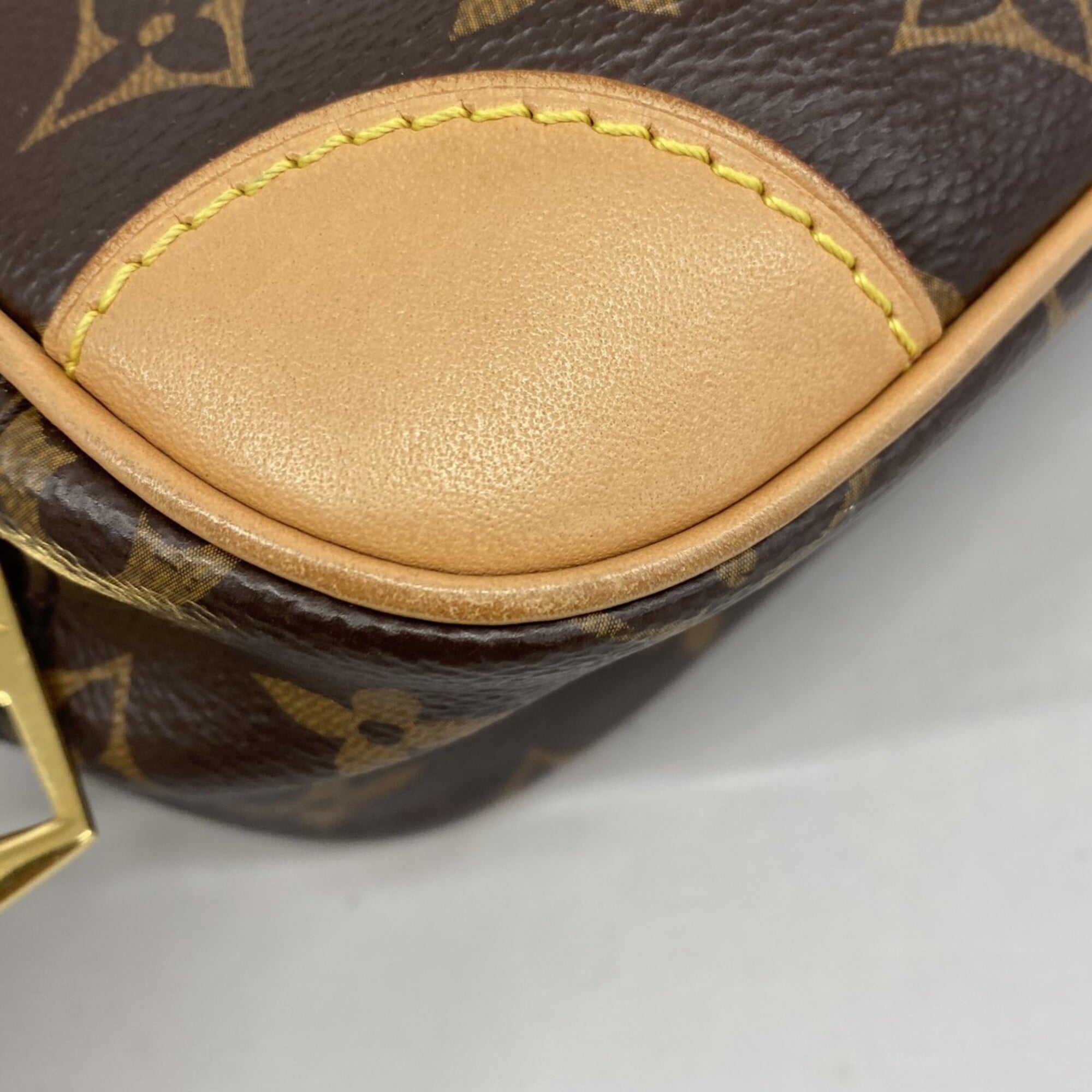 Louis Vuitton Brown Shoulder Bag (Pre-Owned)