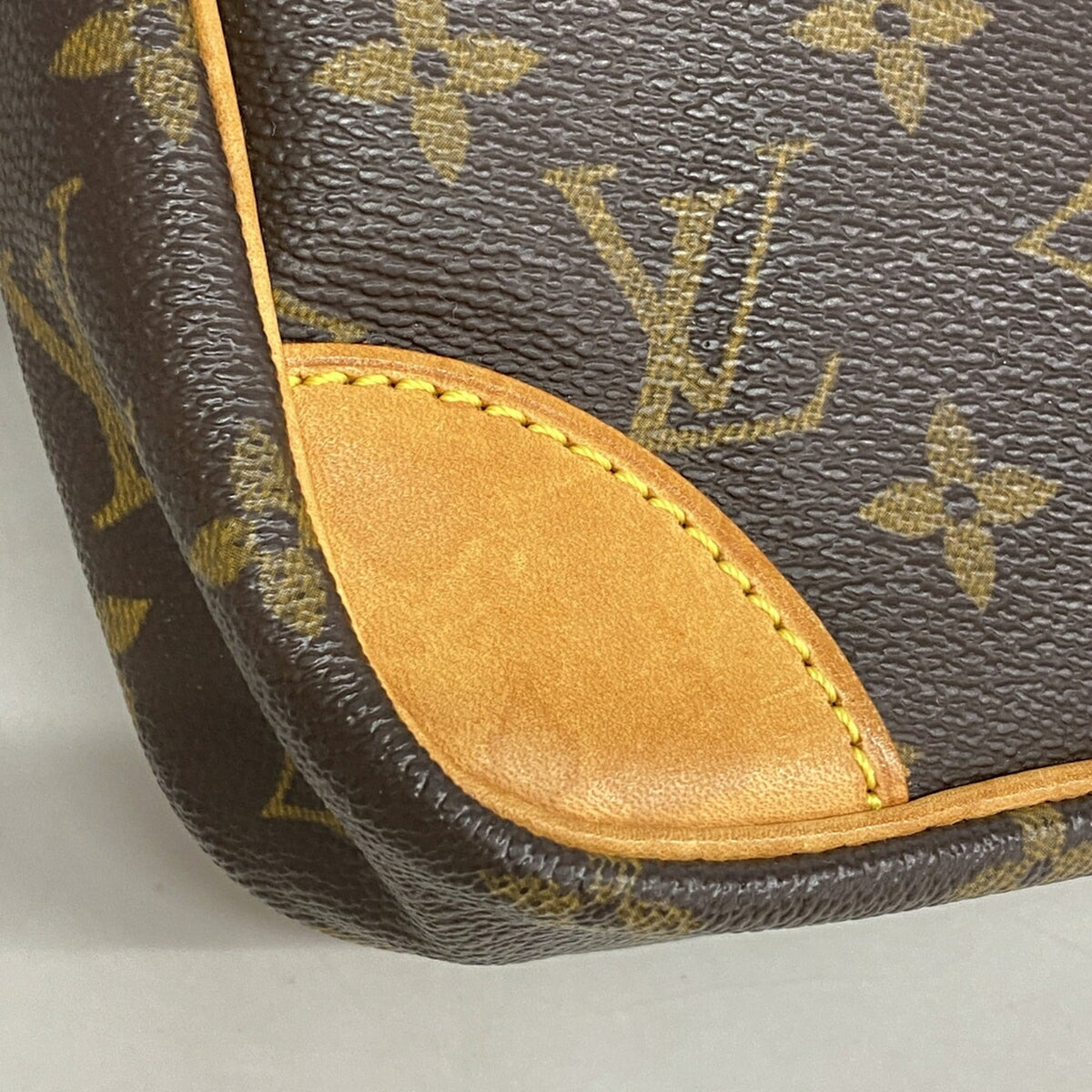 Louis Vuitton Brown Shoulder Bag (Pre-Owned)
