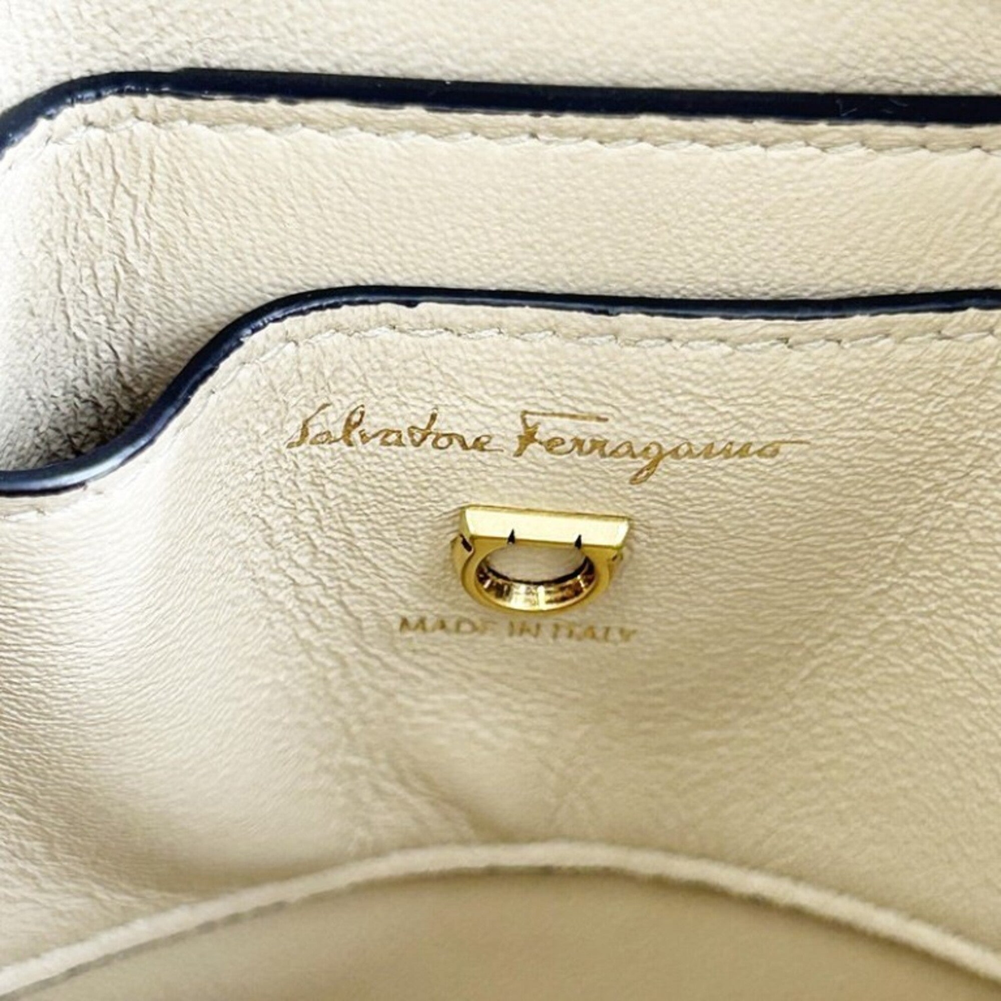 Salvatore Ferragamo Gancini Beige Leather Shoulder Bag (Pre-Owned)