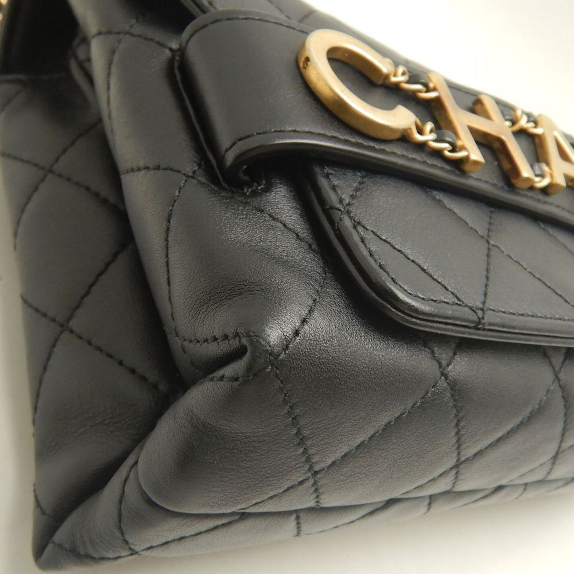 Chanel Black Leather Shoulder Bag (Pre-Owned)