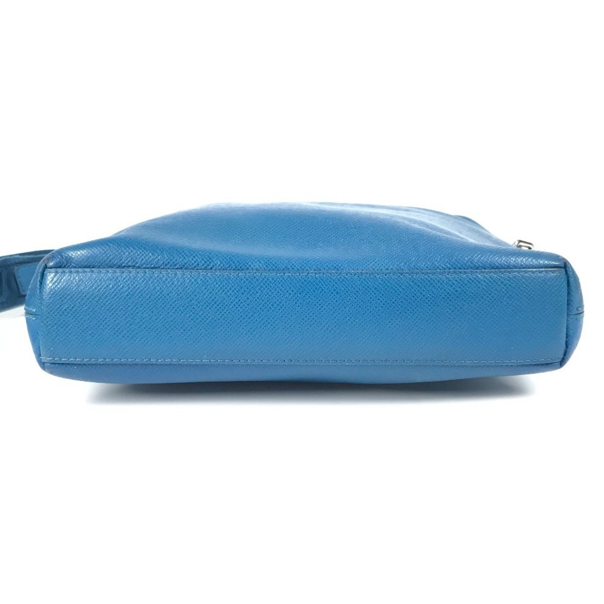 Louis Vuitton Blue Taiga Leather Messenger Bag Shoulder Bag (Pre-Owned)