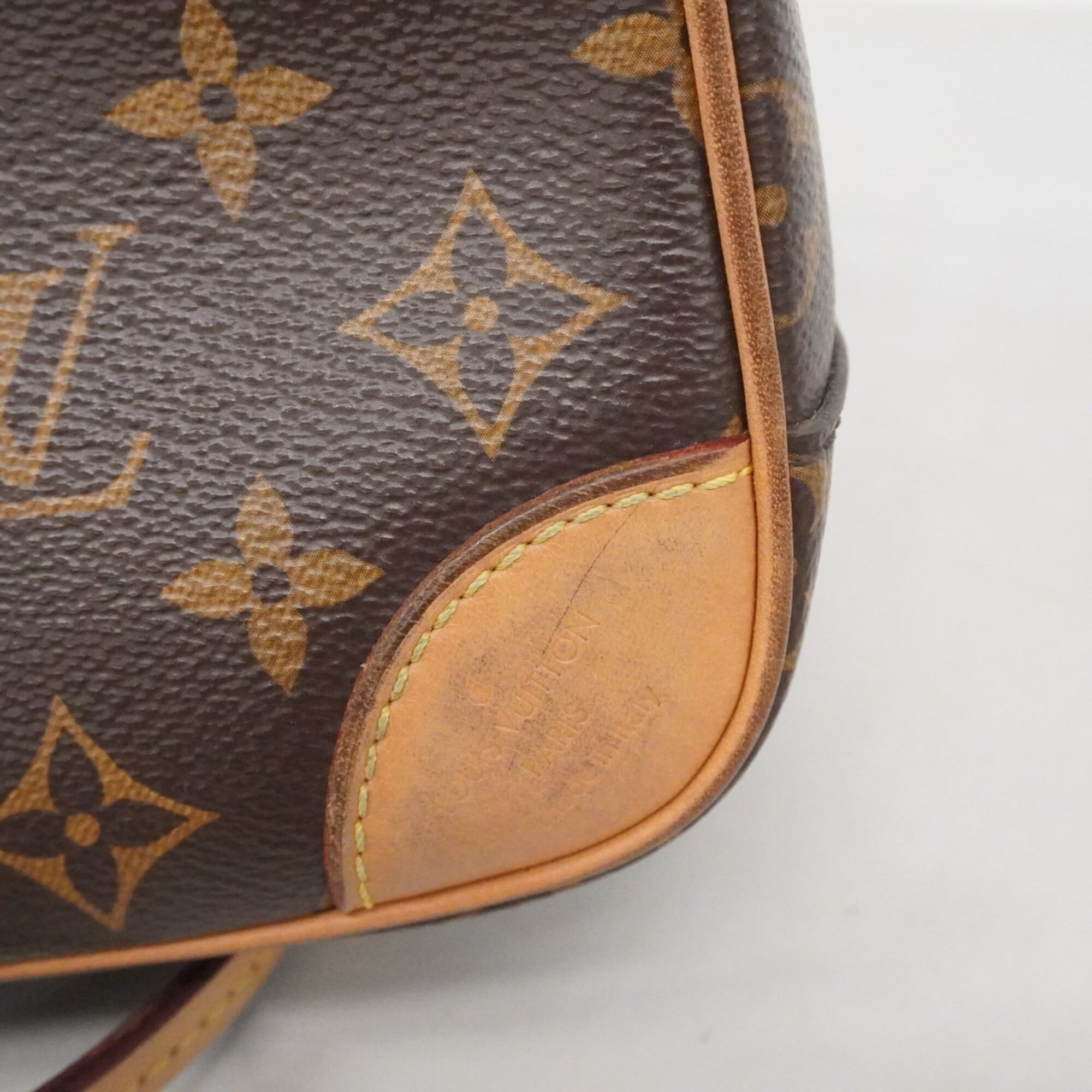 Louis Vuitton Brown Shoulder Bag (Pre-Owned)
