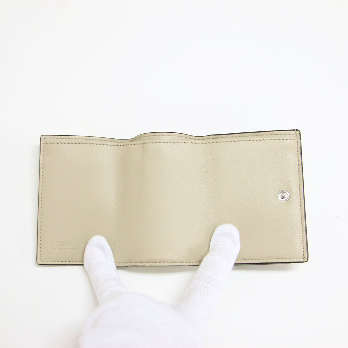 Fendi White Leather Wallet (Tri-Fold) (Pre-Owned)