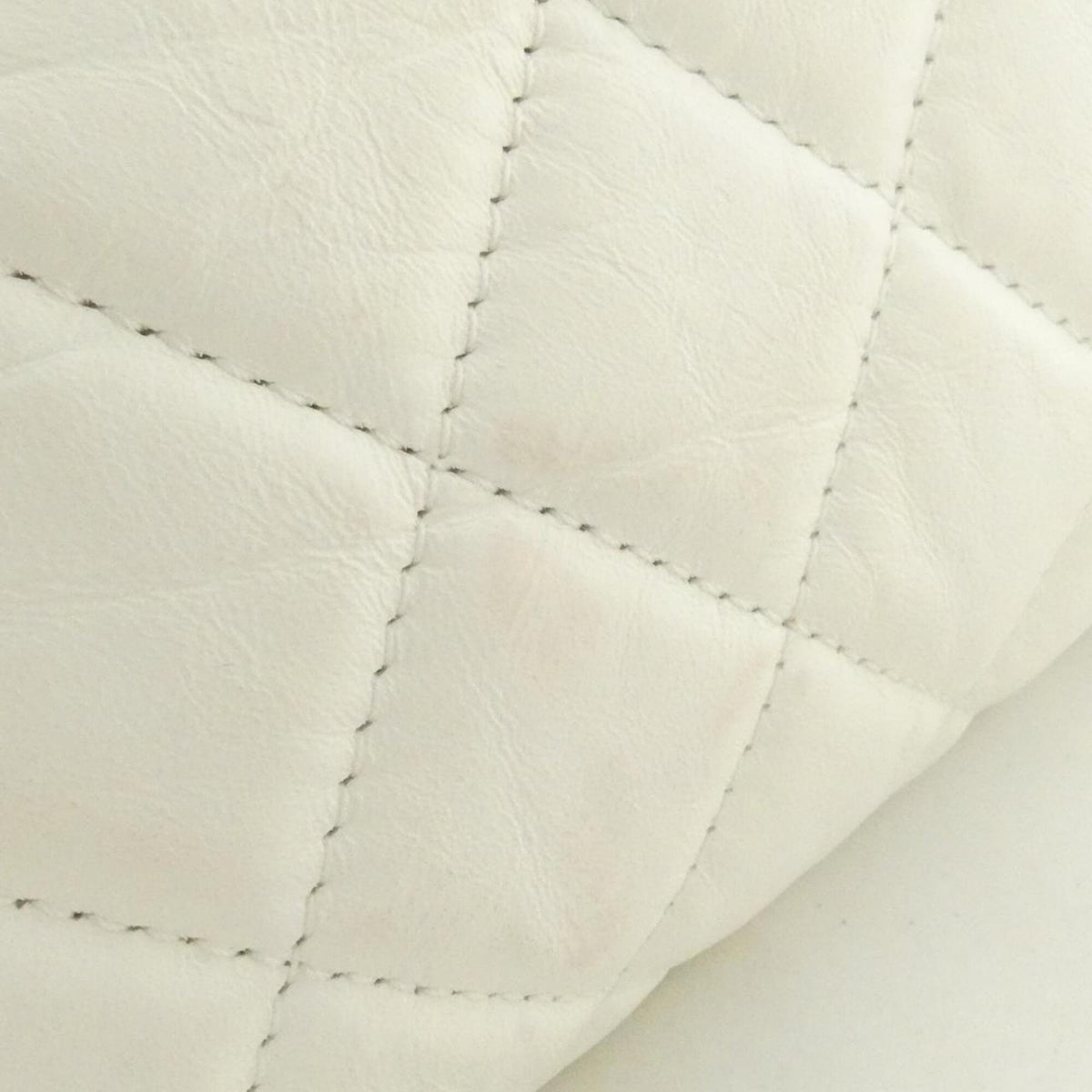 Chanel White Leather Handbag (Pre-Owned)