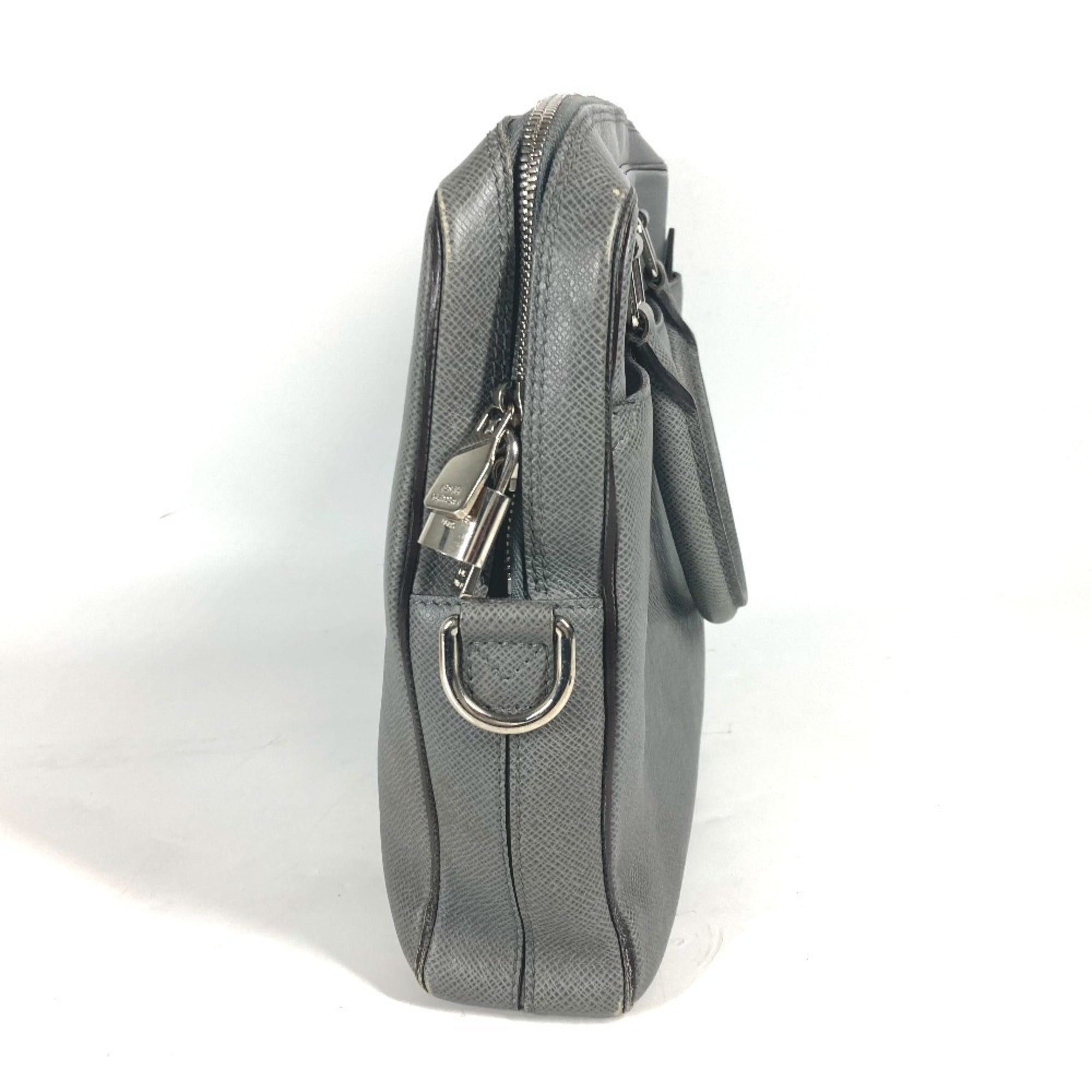 Louis Vuitton Glacier Gray Taiga Leather Leather Briefcase (Pre-Owned)