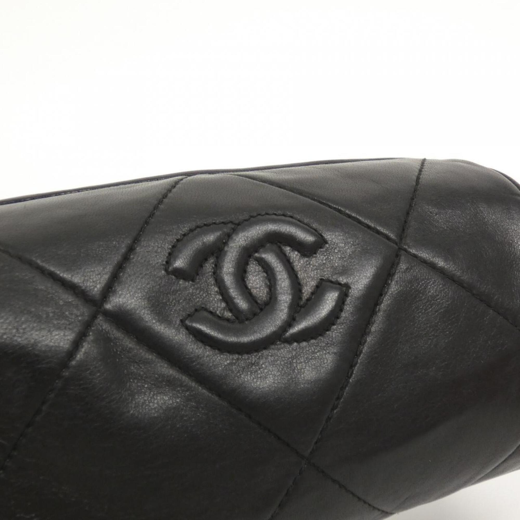 Chanel Black Leather Shoulder Bag (Pre-Owned)