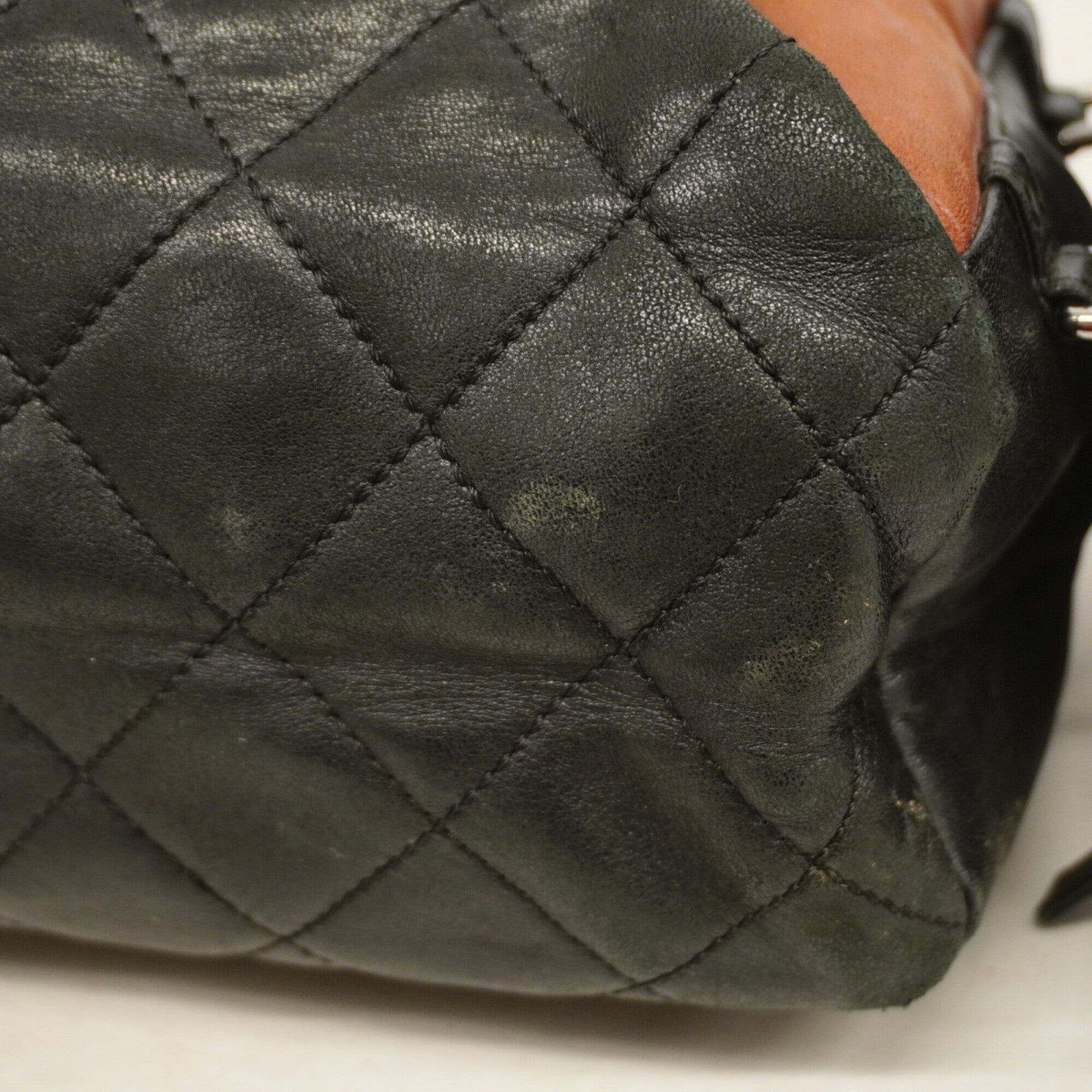 Chanel Black Leather Handbag (Pre-Owned)