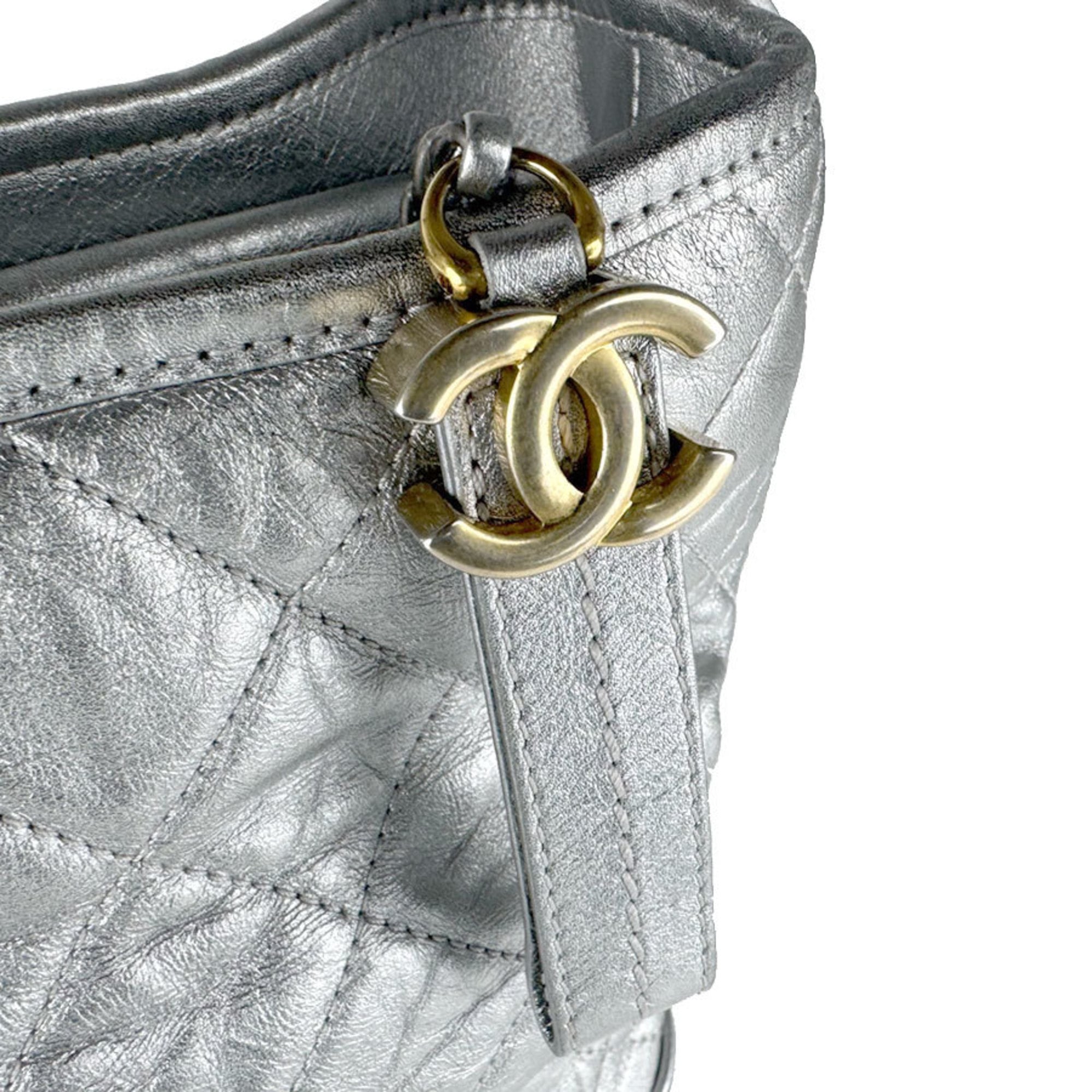 Chanel Silver Leather Shoulder Bag (Pre-Owned)