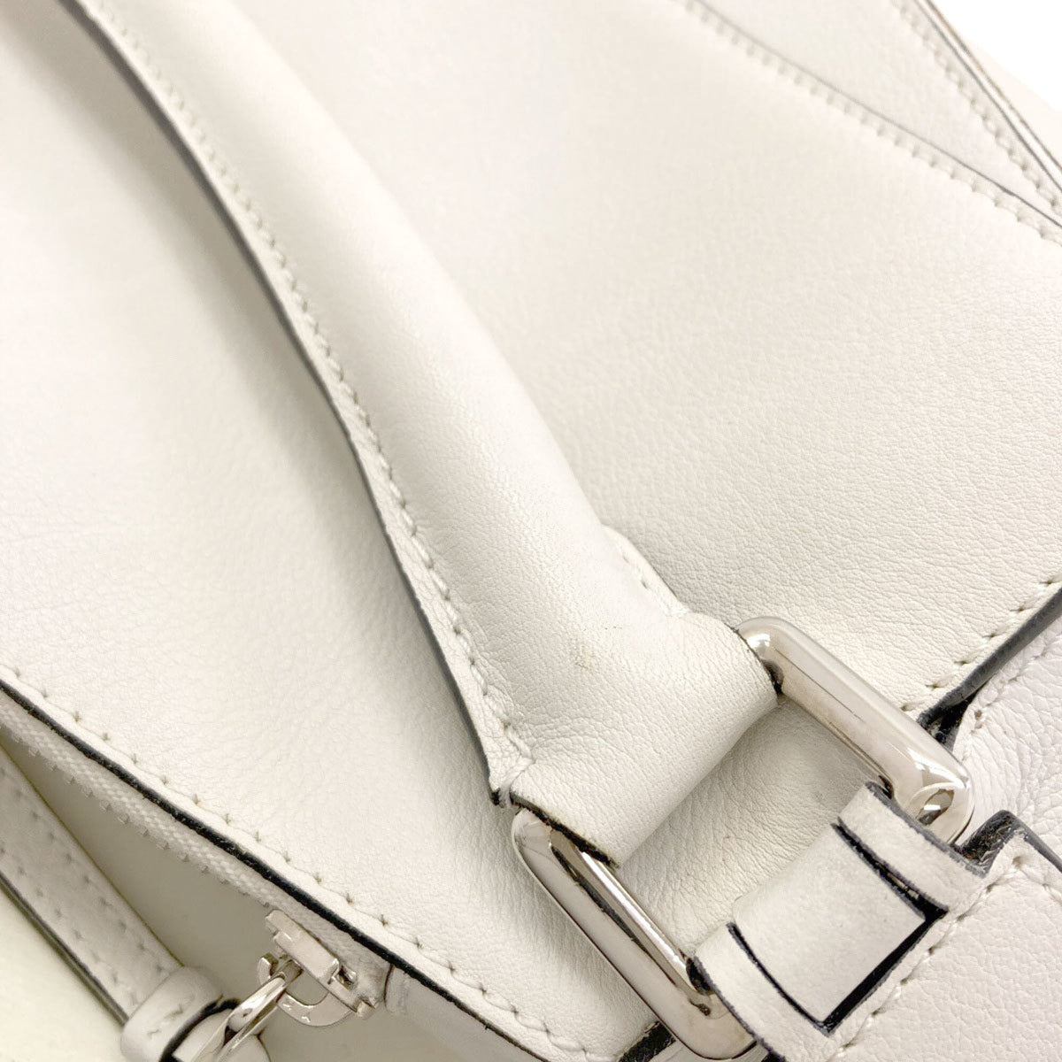 Loewe Puzzle White Leather Handbag (Pre-Owned)