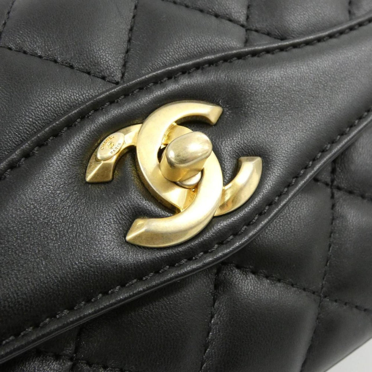 Chanel Black Leather Shoulder Bag (Pre-Owned)