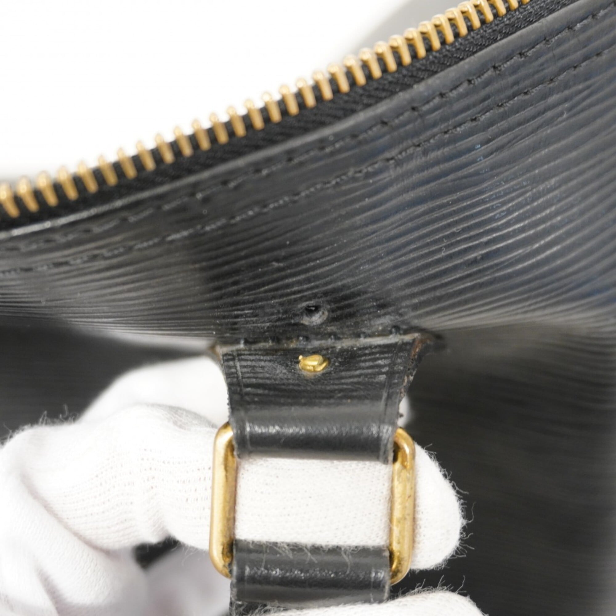 Louis Vuitton Noir Handbag (Pre-Owned)