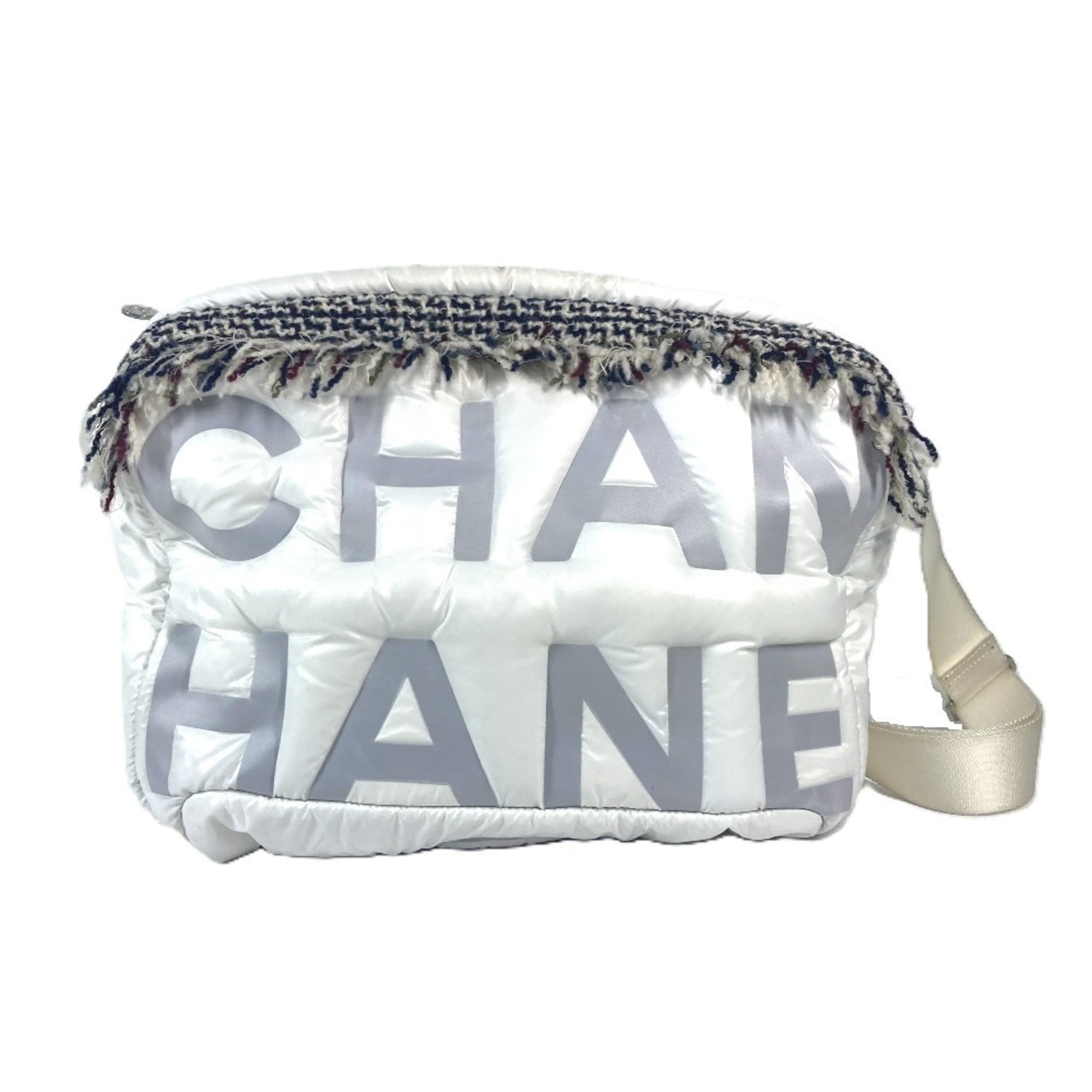 Chanel White Nylon Shoulder Bag (Pre-Owned)