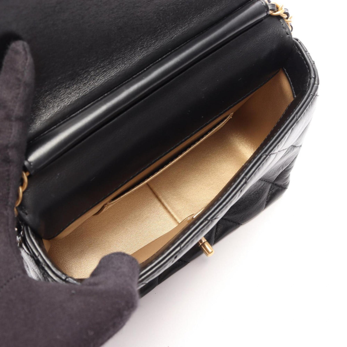 Chanel Black Leather Shoulder Bag (Pre-Owned)