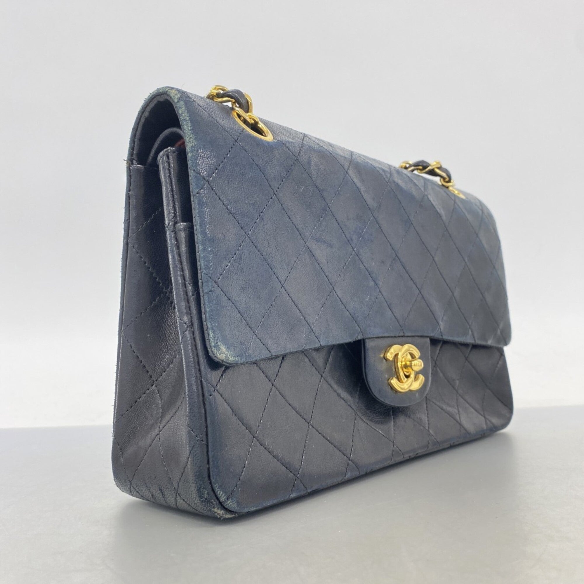 Chanel Black Leather Shoulder Bag (Pre-Owned)
