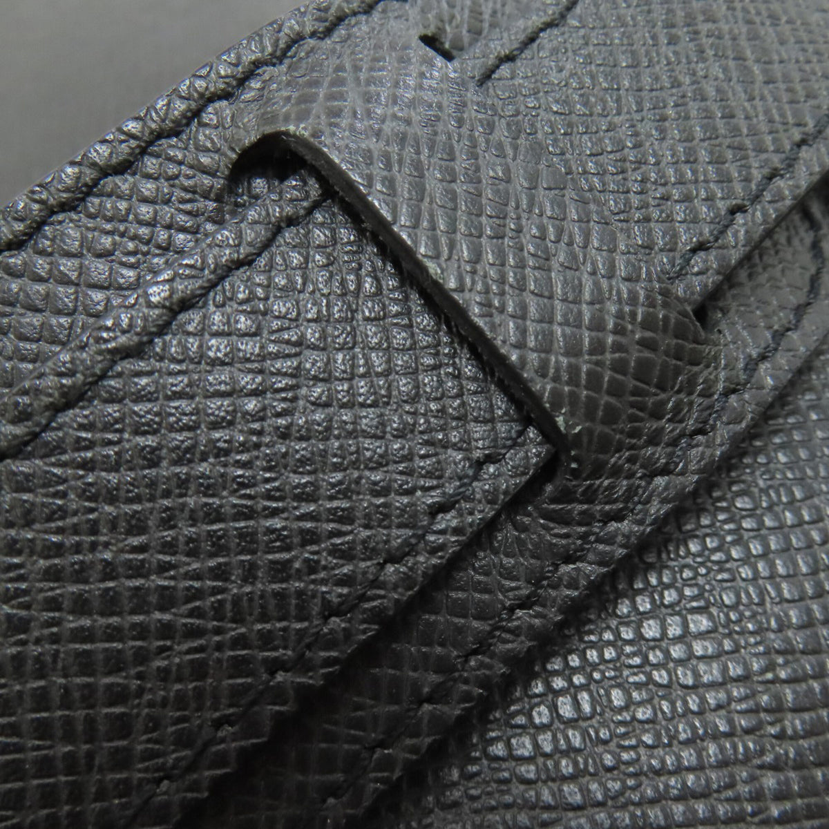 Louis Vuitton Gray Taiga Leather Shoulder Bag (Pre-Owned)