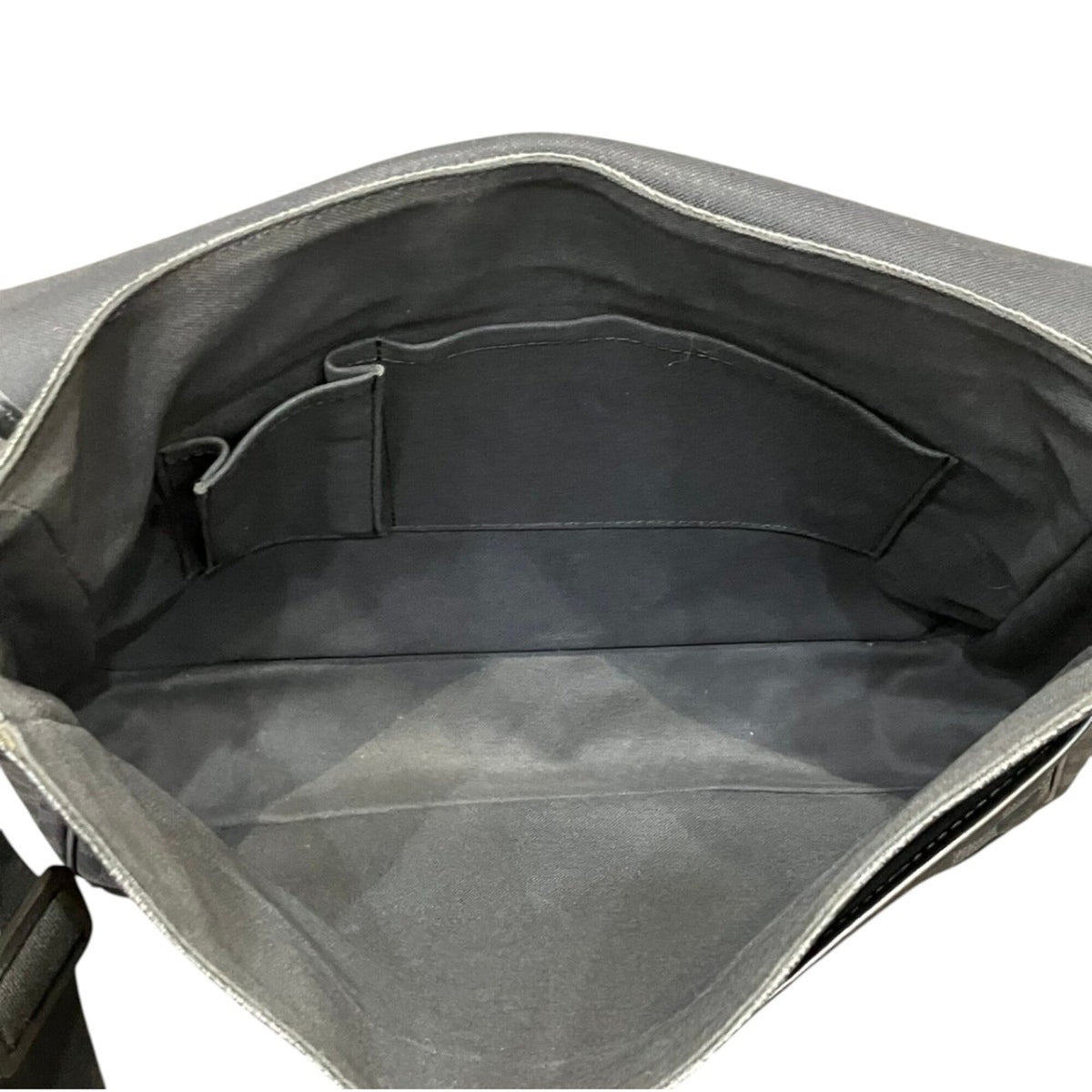 Louis Vuitton Black Shoulder Bag (Pre-Owned)