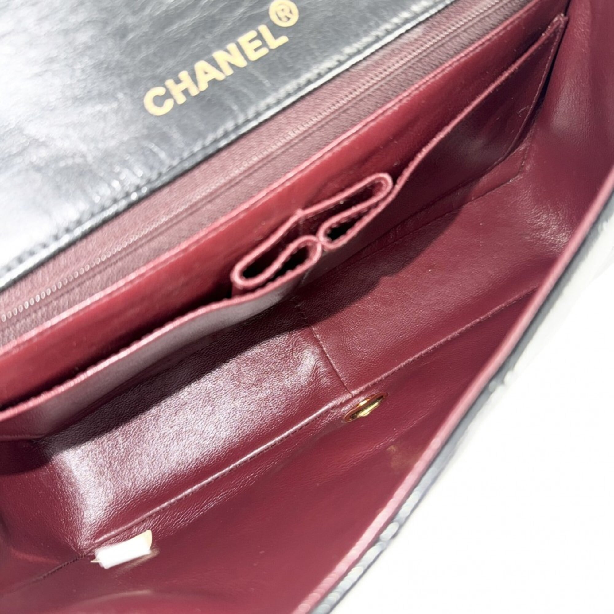 Chanel Black White Leather Shoulder Bag (Pre-Owned)