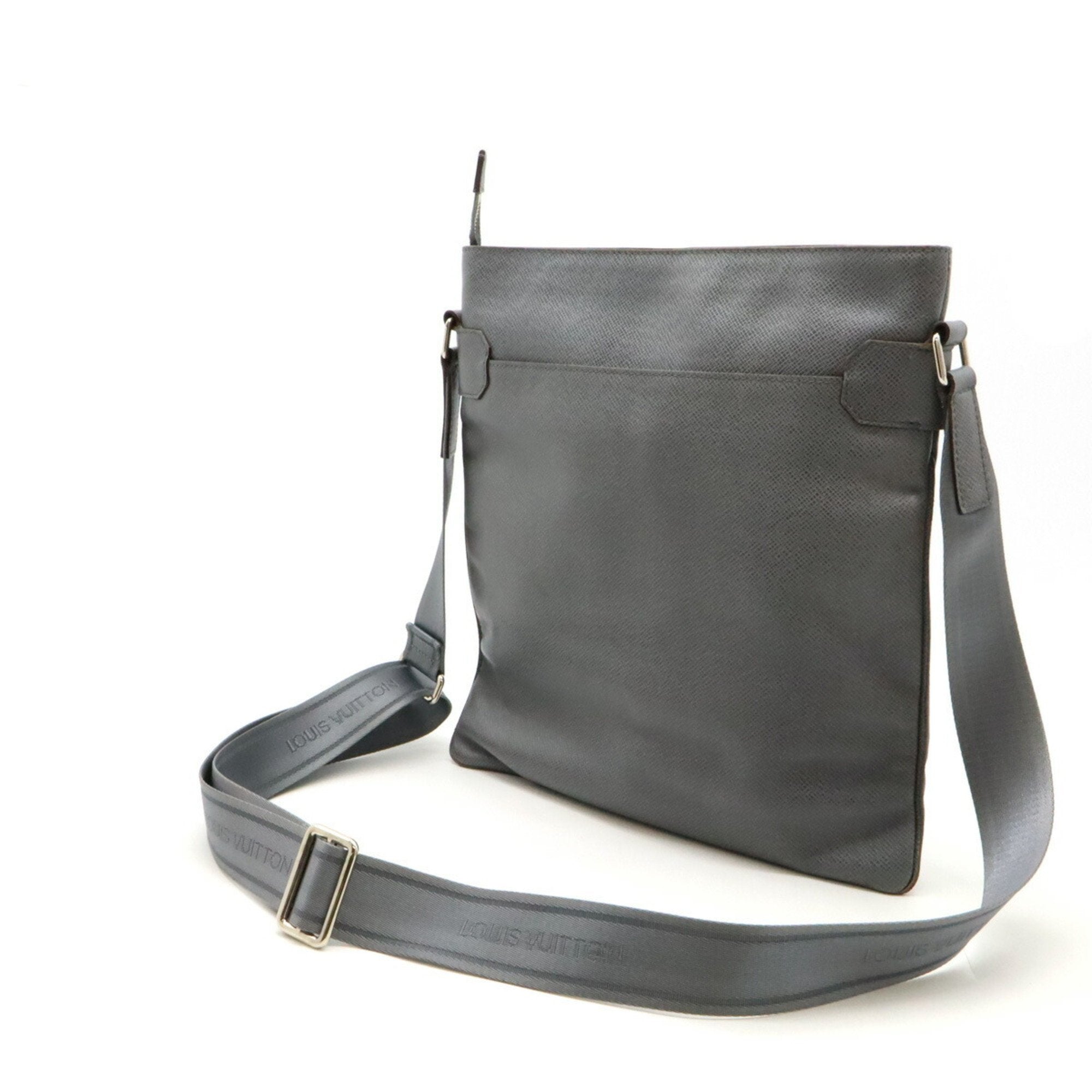 Louis Vuitton Taiga Glacier Taiga Leather Shoulder Bag (Pre-Owned)
