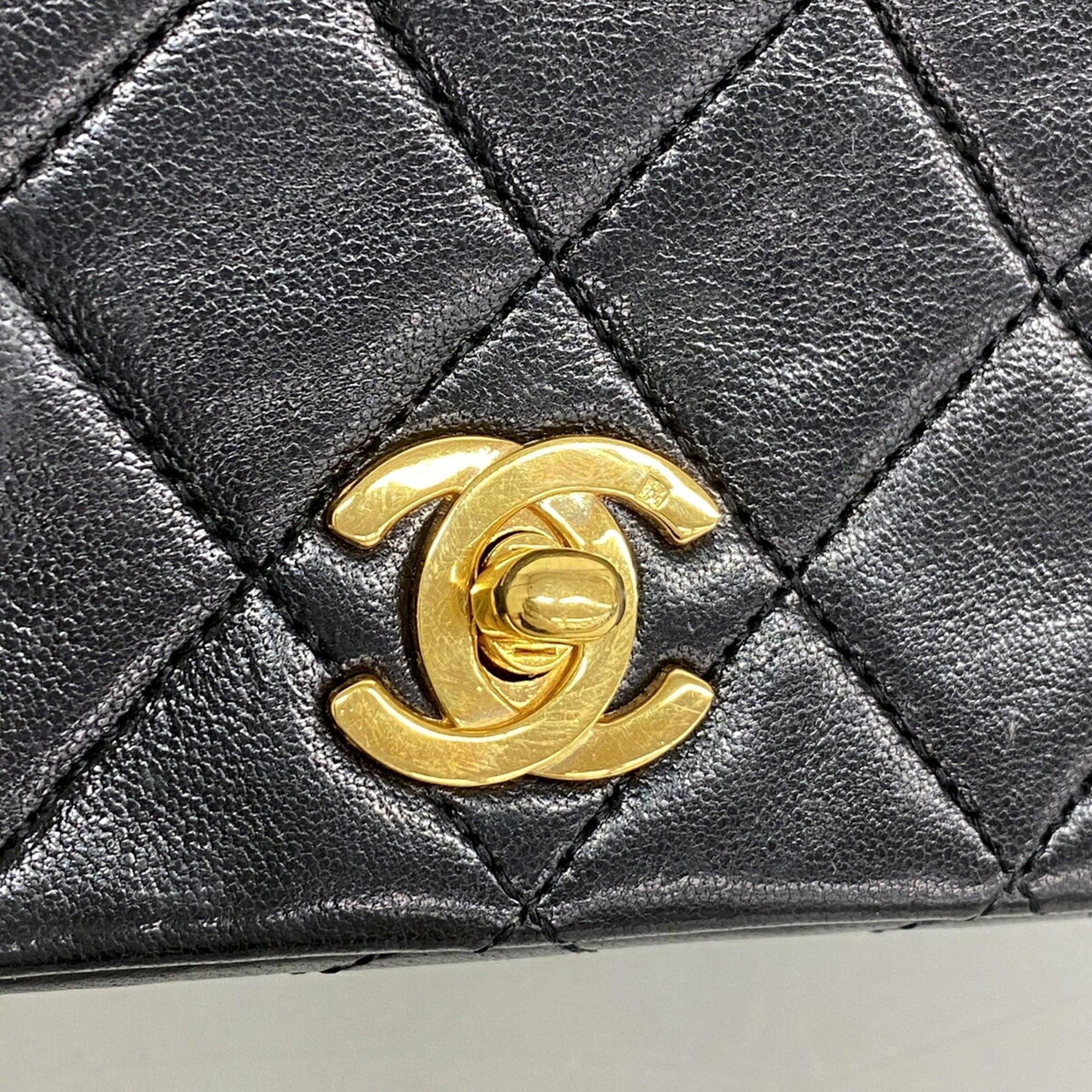 Chanel Black Leather Shoulder Bag (Pre-Owned)