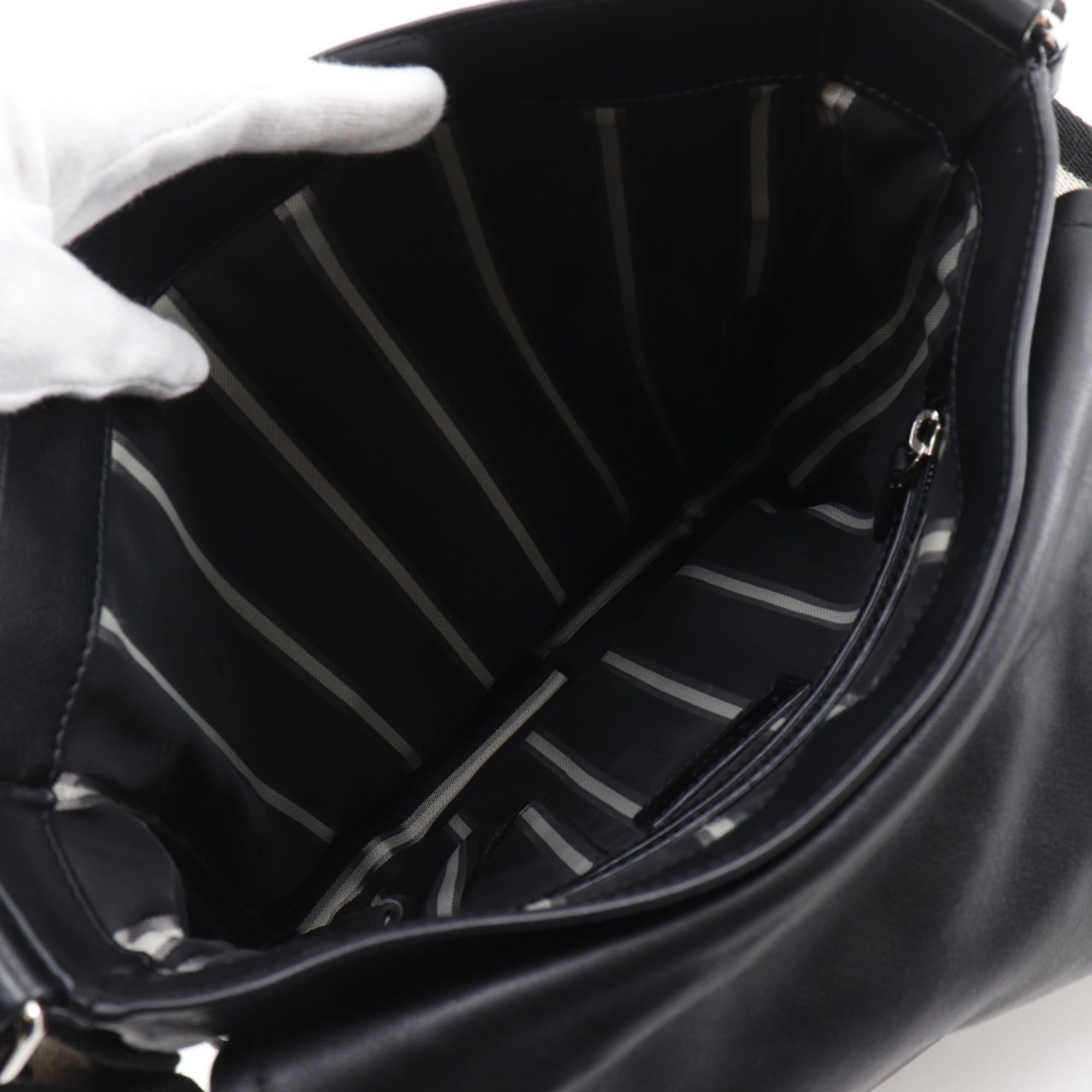 Bally Black Leather Shoulder Bag (Pre-Owned)