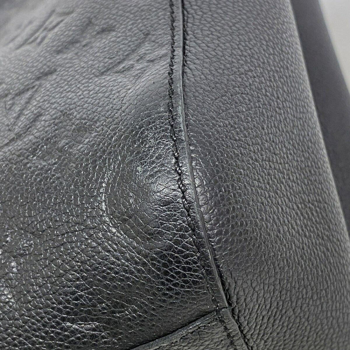 Louis Vuitton Noir Handbag (Pre-Owned)