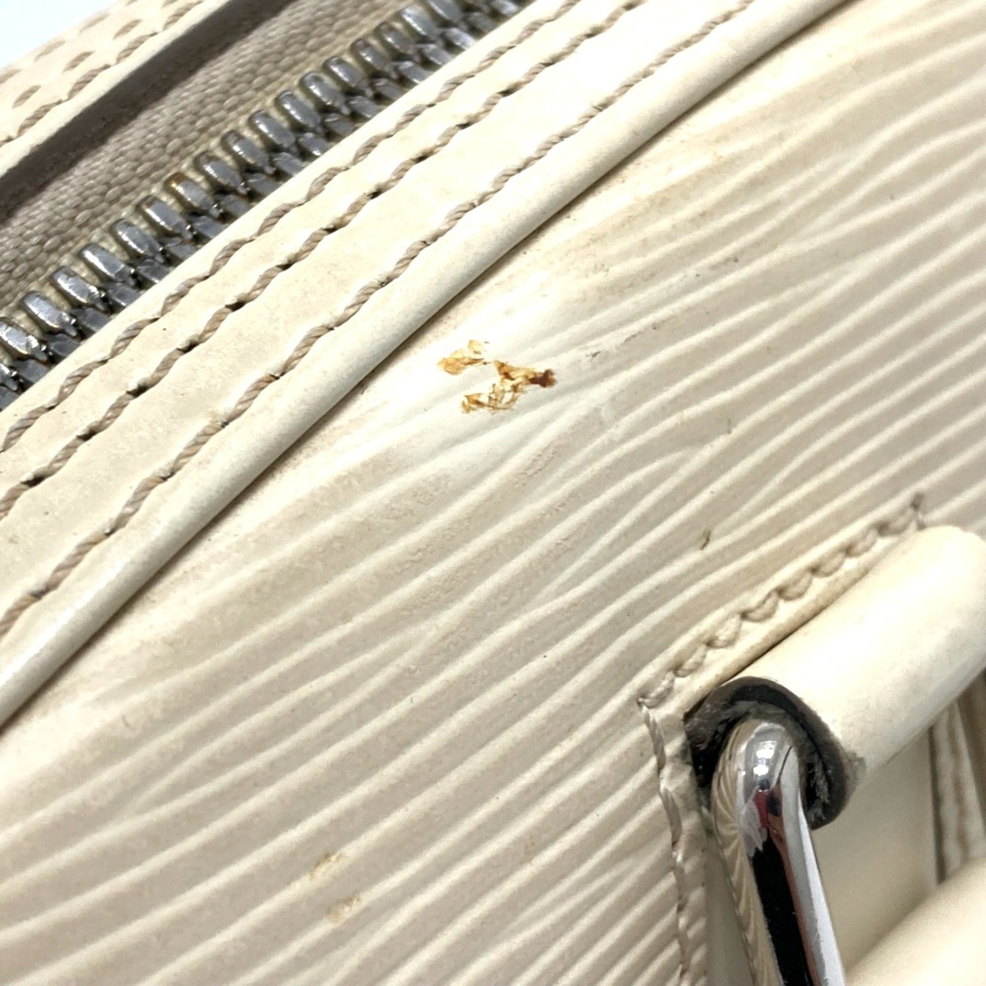 Louis Vuitton White Leather Handbag (Pre-Owned)