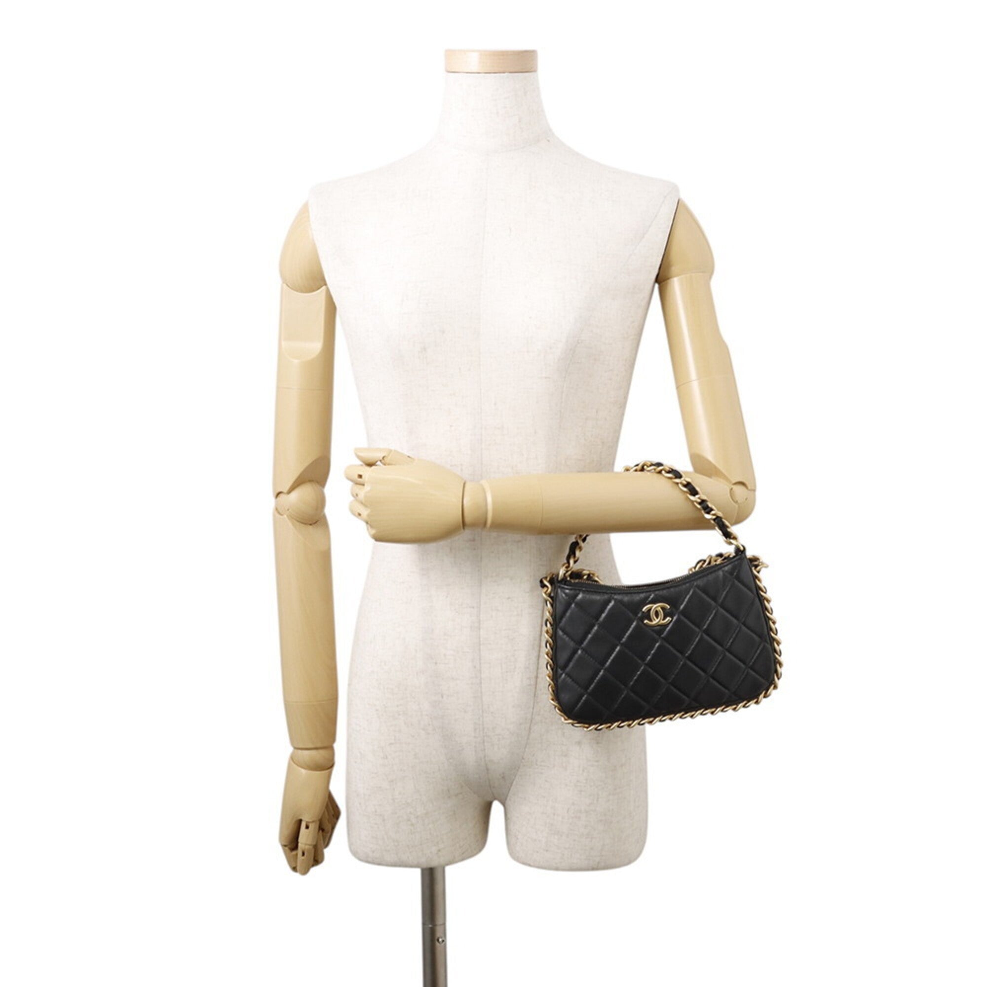 Chanel Black Leather Shoulder Bag (Pre-Owned)