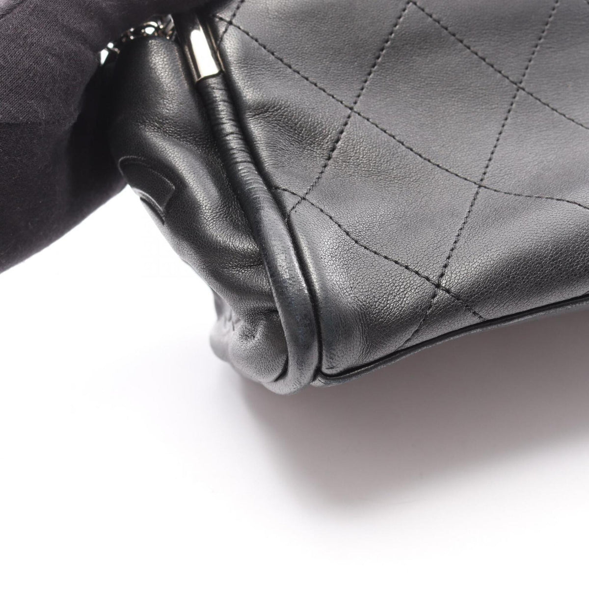 Chanel Black Leather Handbag (Pre-Owned)