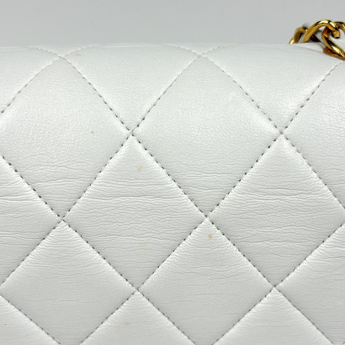 Chanel White Leather Shoulder Bag (Pre-Owned)