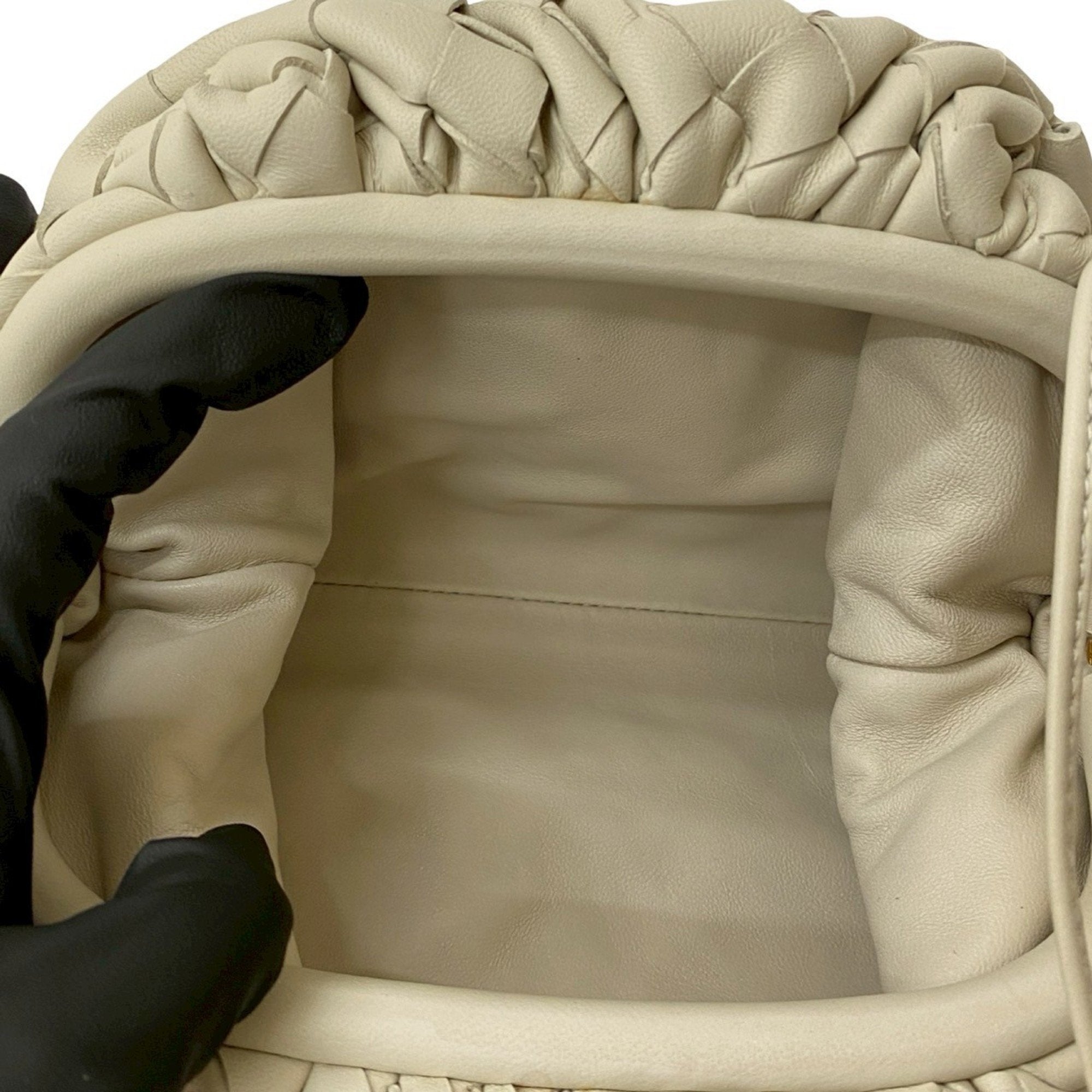 Bottega Veneta White Leather Pouch Shoulder Bag (Pre-Owned)