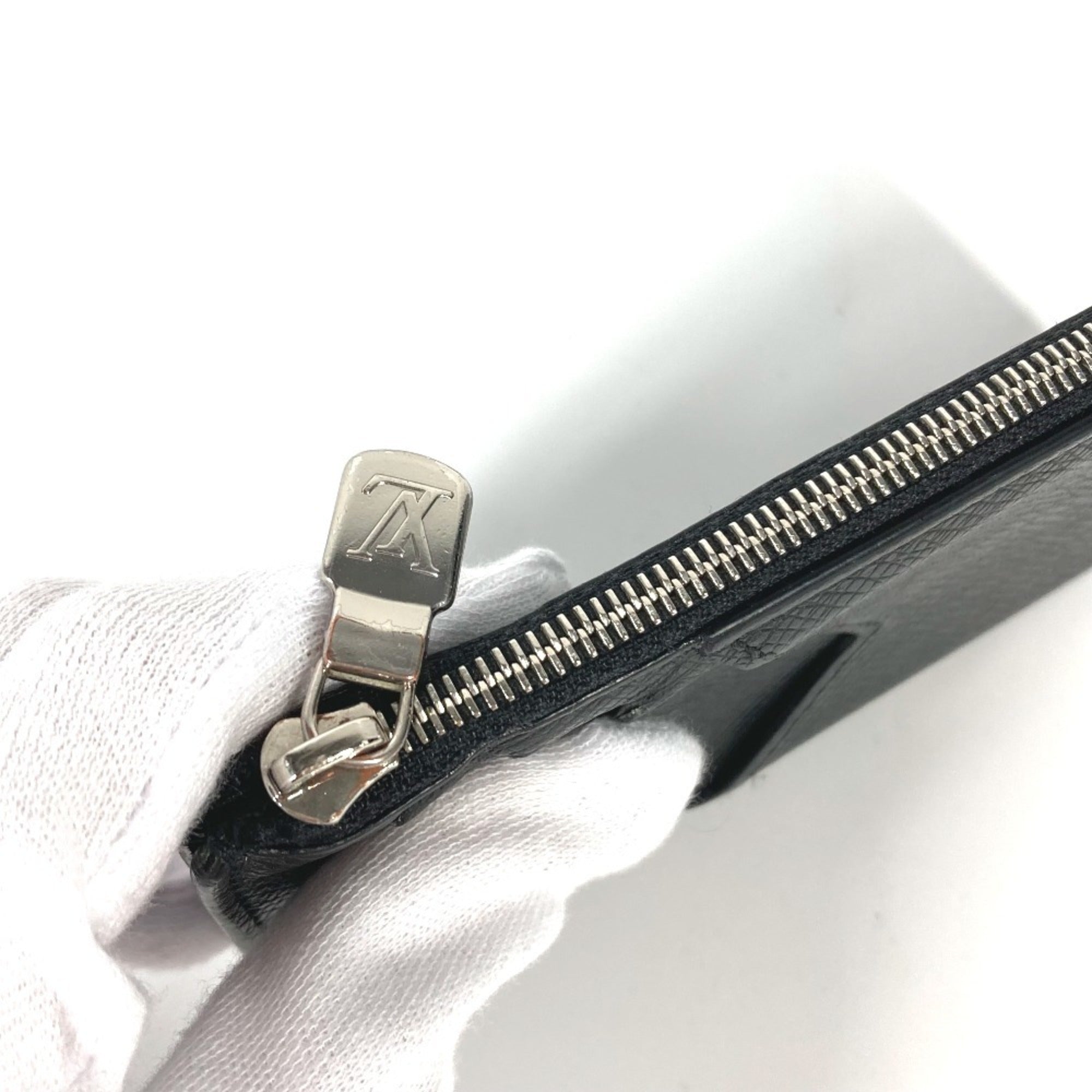 Louis Vuitton Taiga Black Taiga Leather Coin Purse/Coin Case (Pre-Owned)
