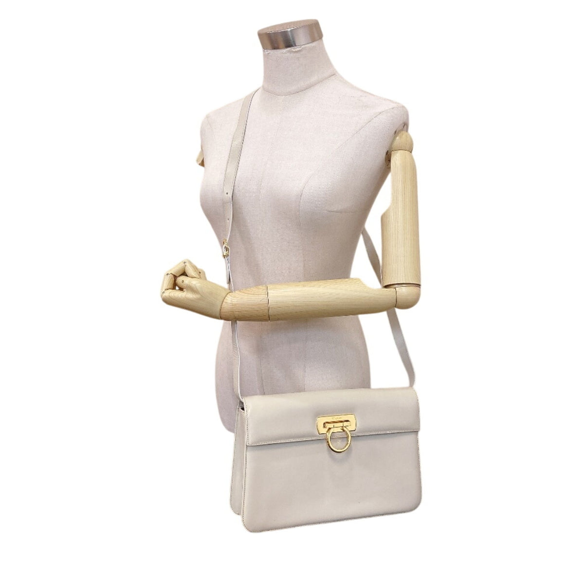 Salvatore Ferragamo Ivory White Leather Shoulder Bag (Pre-Owned)
