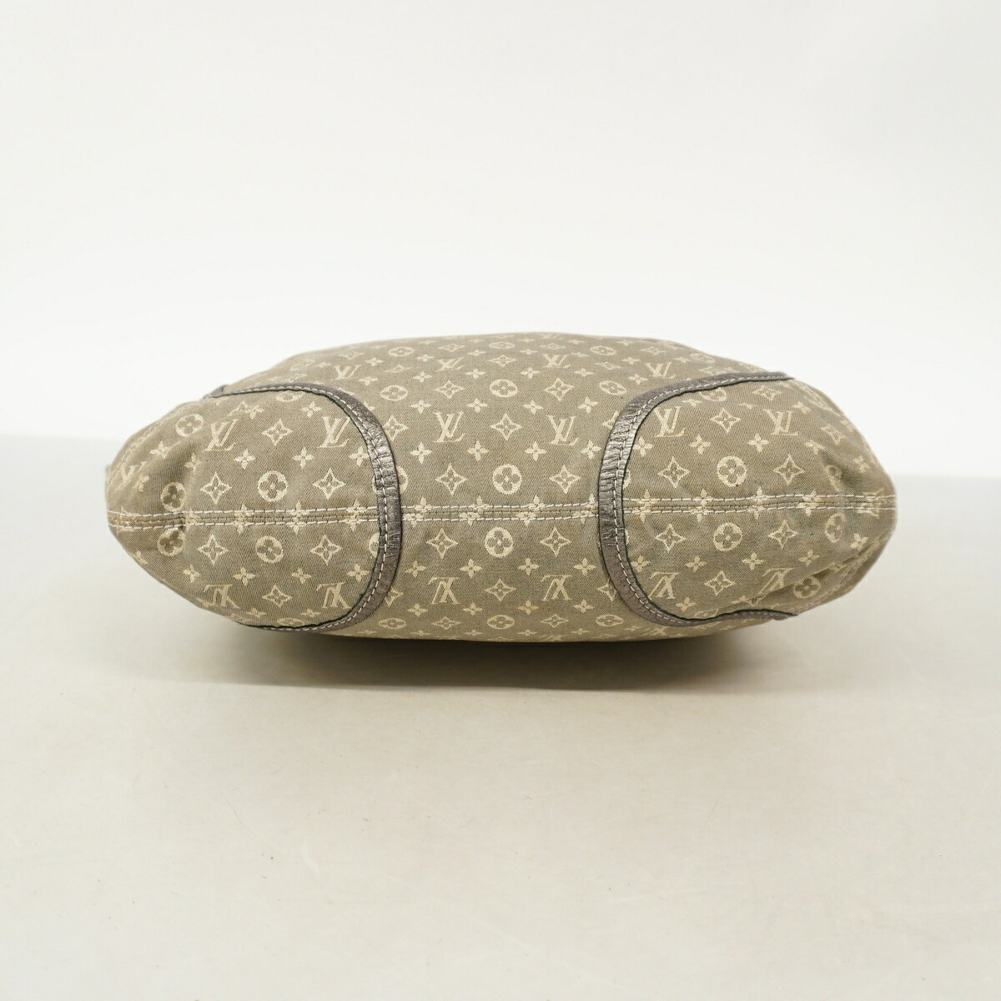 Louis Vuitton Gray Handbag (Pre-Owned)