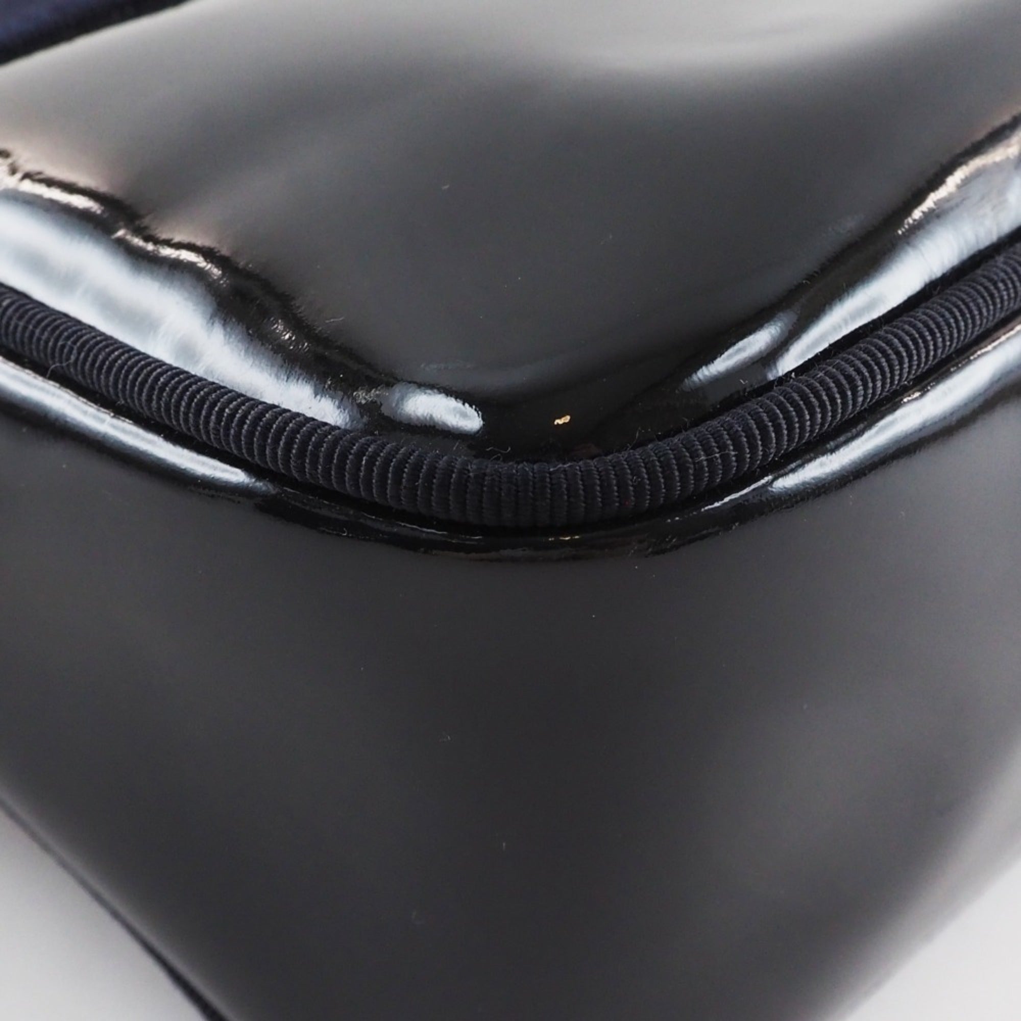 Salvatore Ferragamo Vara Black Patent Leather Shoulder Bag (Pre-Owned)