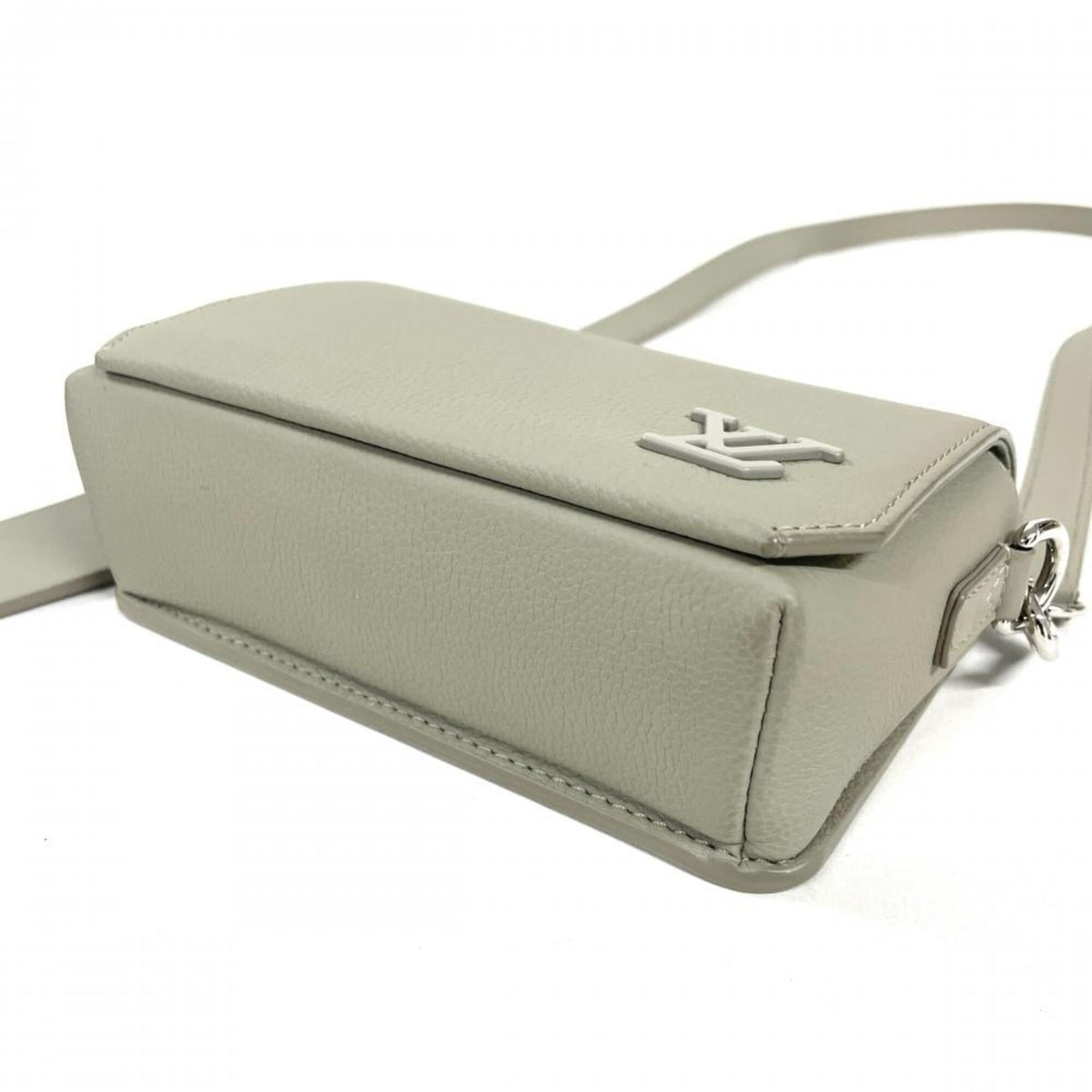 Louis Vuitton Gray Leather Shoulder Bag (Pre-Owned)