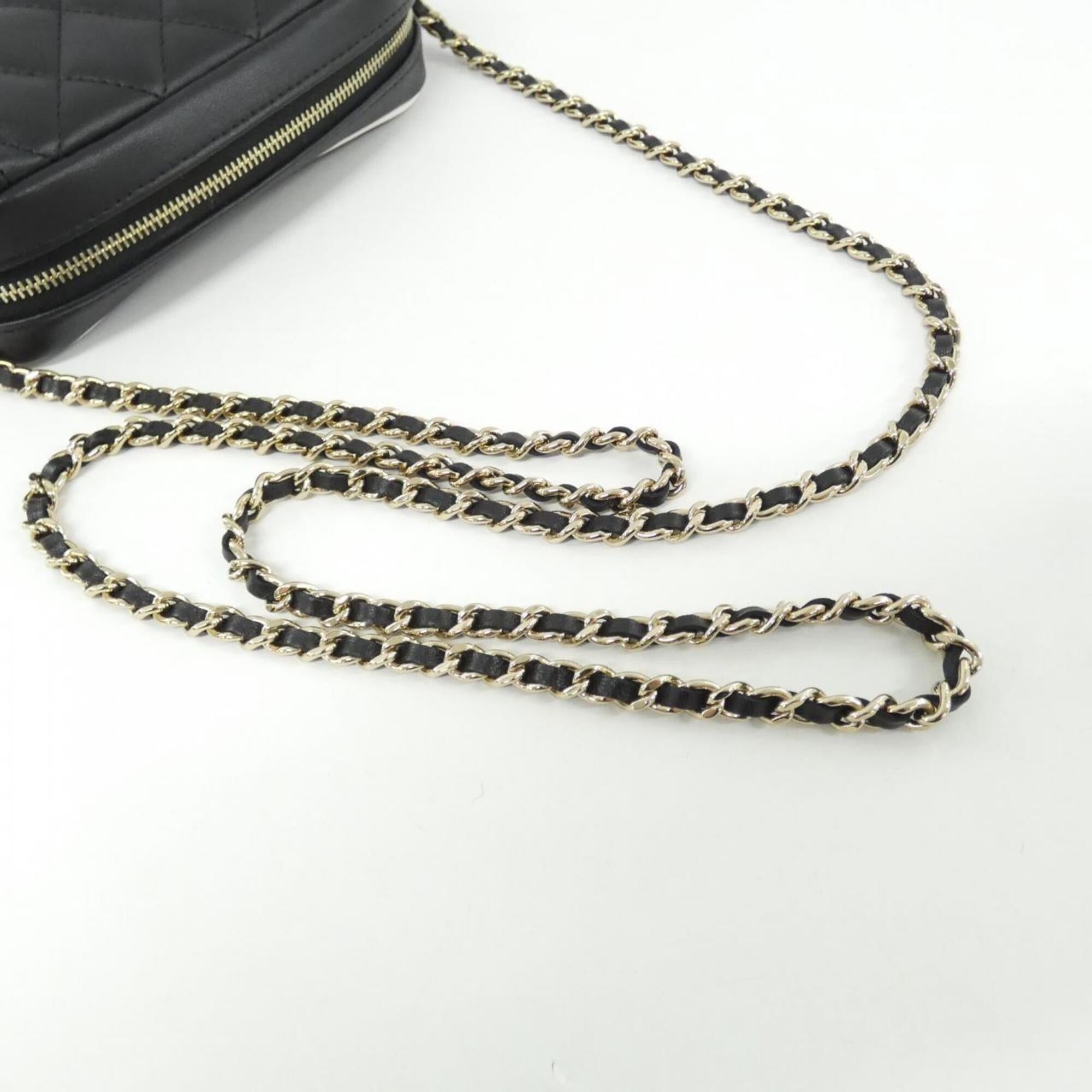 Chanel Black White Leather Handbag Shoulder Bag (Pre-Owned)