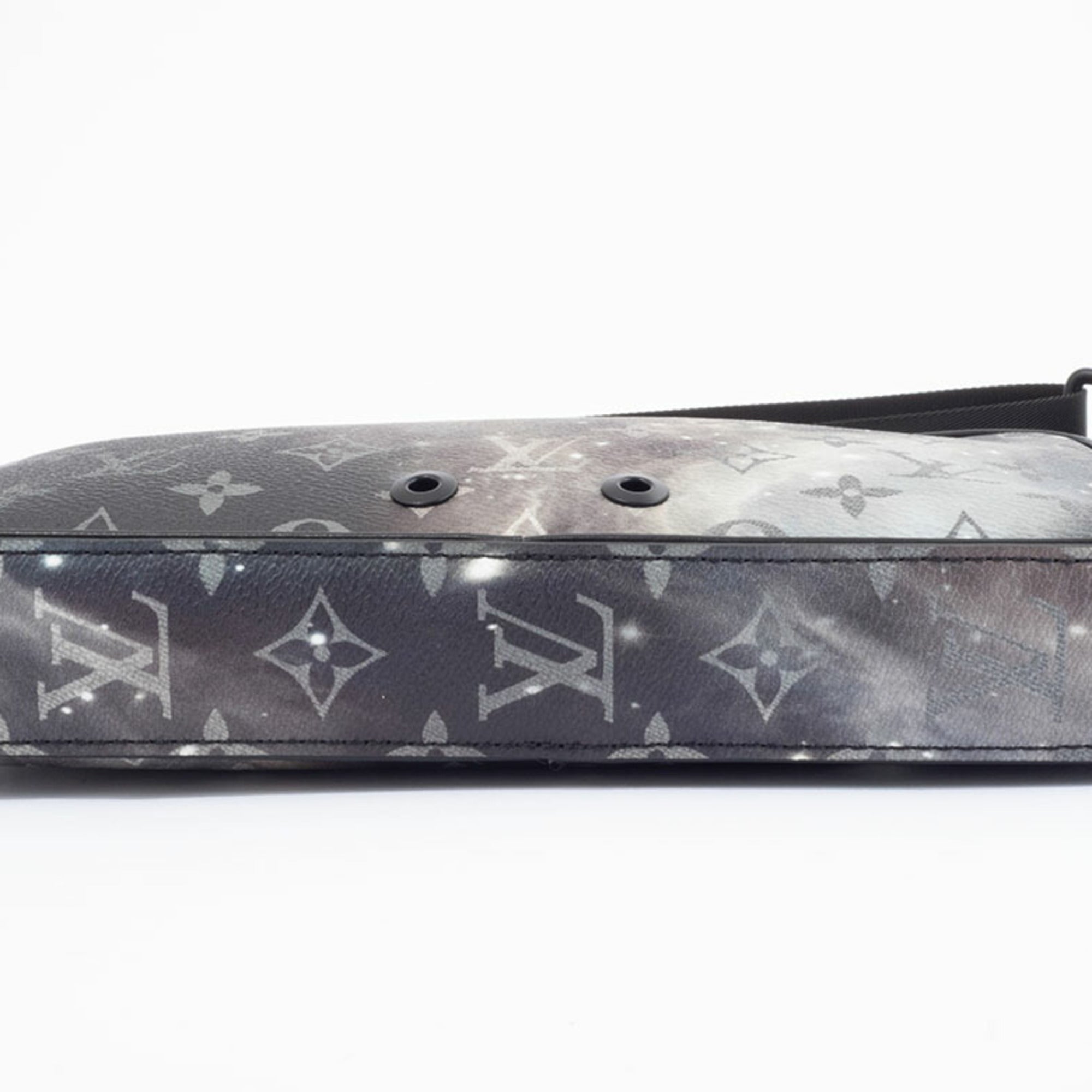 Louis Vuitton Canvas Shoulder Bag (Pre-Owned)